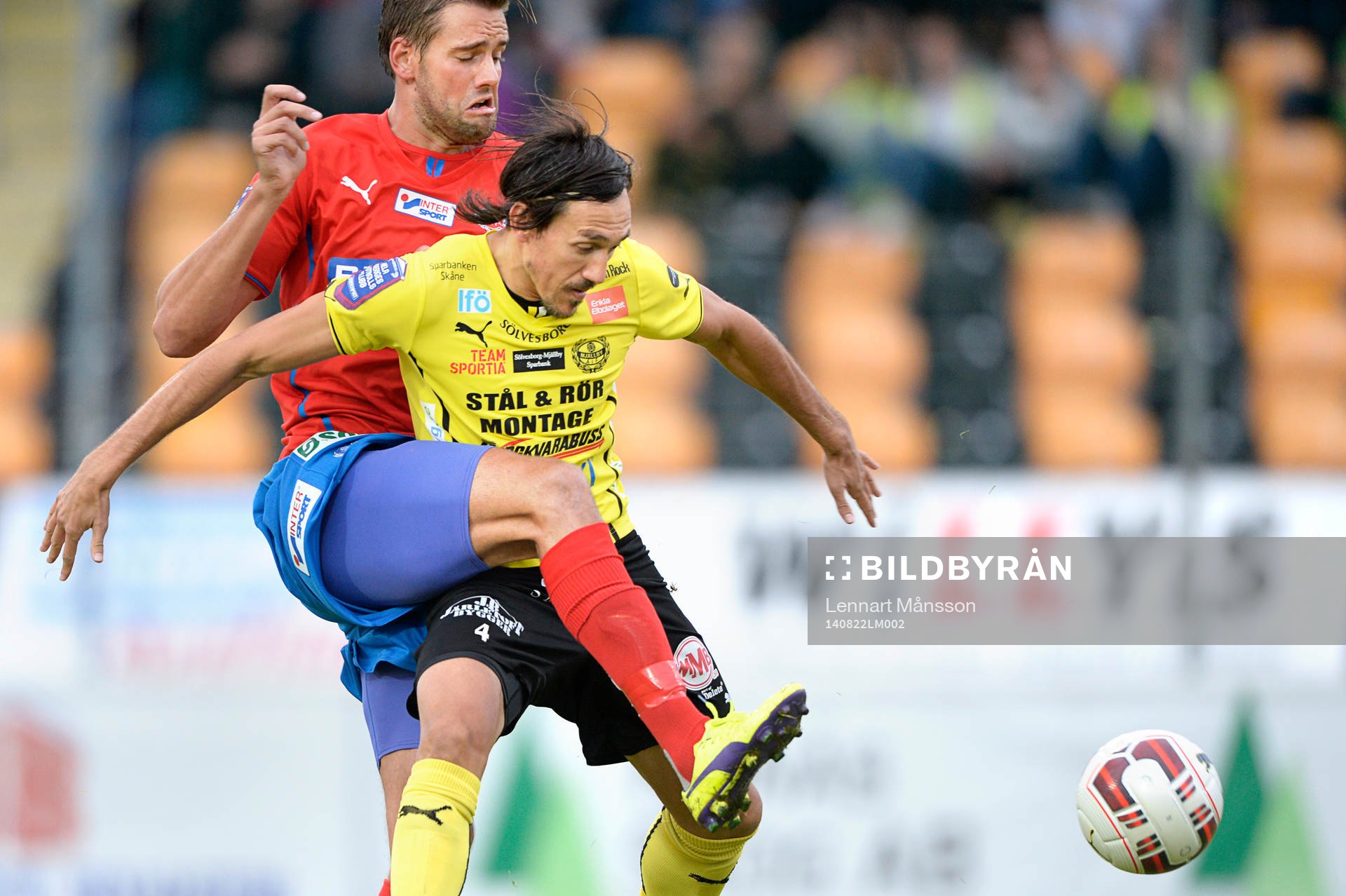 Helsingborgs Mikael Dahlberg och Mjällbys Daniel Ivanovski i matchen i allsvenskan mellan Mjällby och Helsingborg i Hällevik 22 augusti 2014.