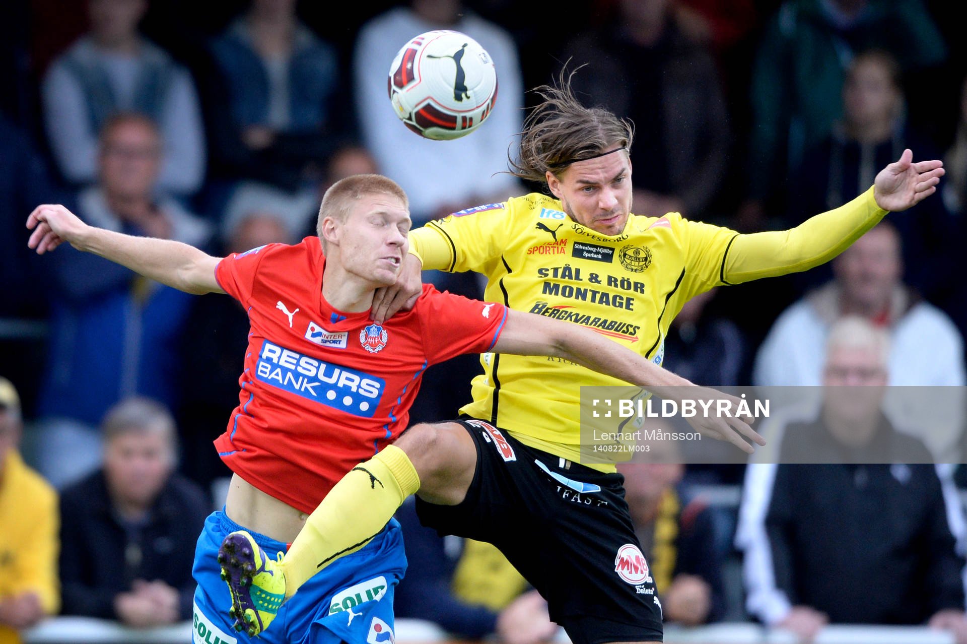 Helsingborgs Markus Holgersson och Mjällbys Danny Ervik i