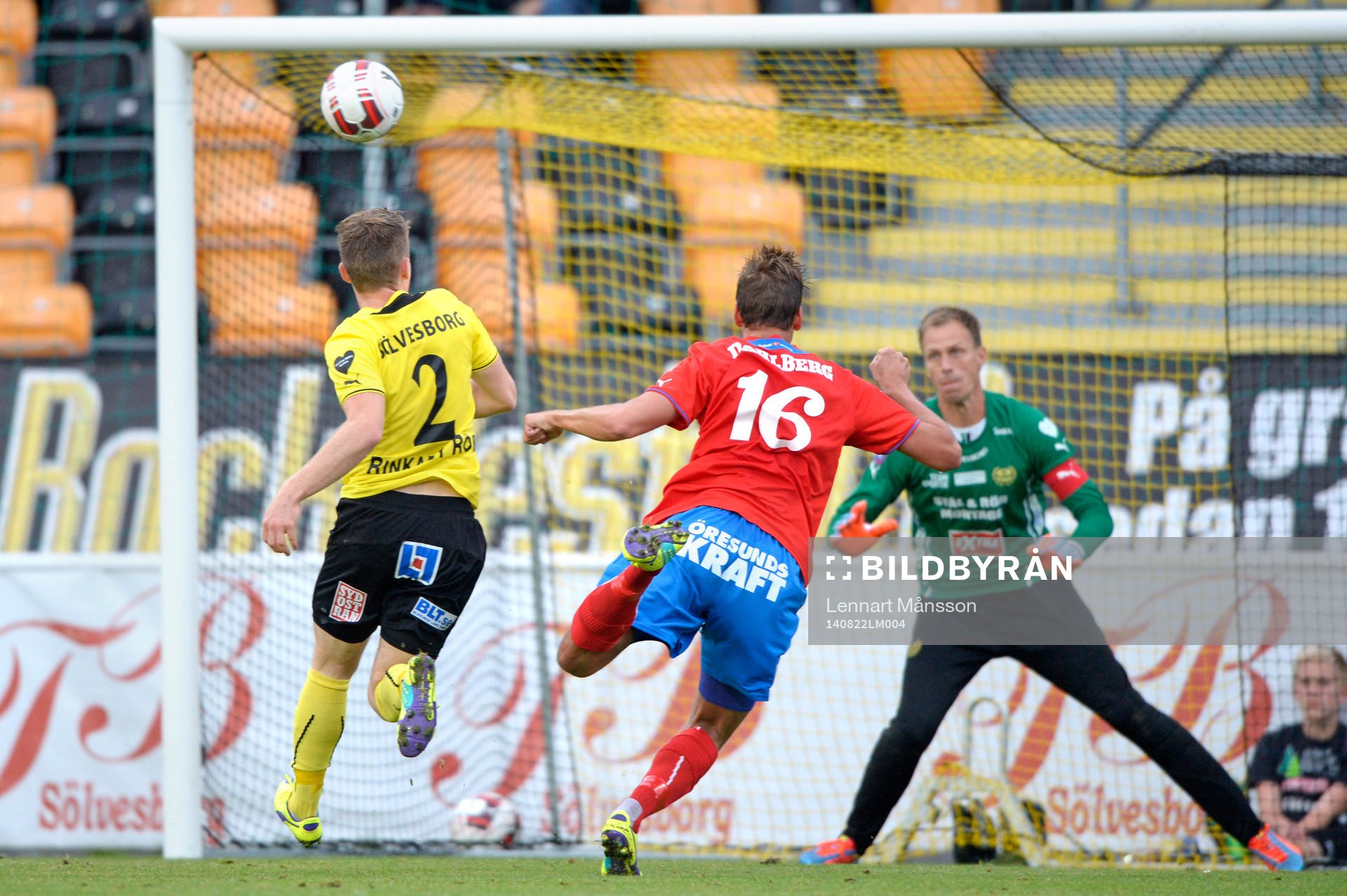 Helsingborgs Mikael Dahlberg nickar nära krysset