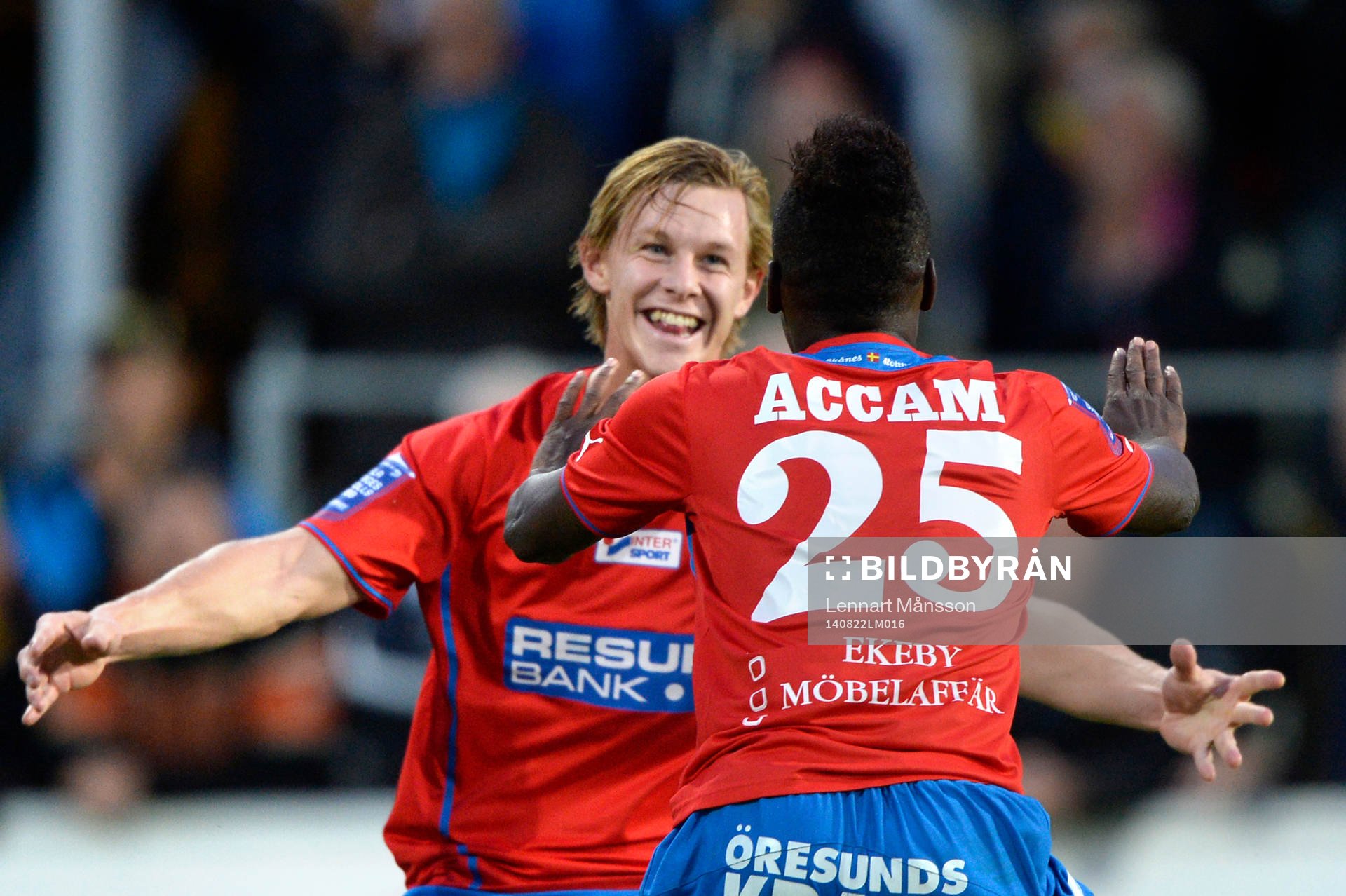 Helsingborgs Emil Krafth gratulerar David Accam