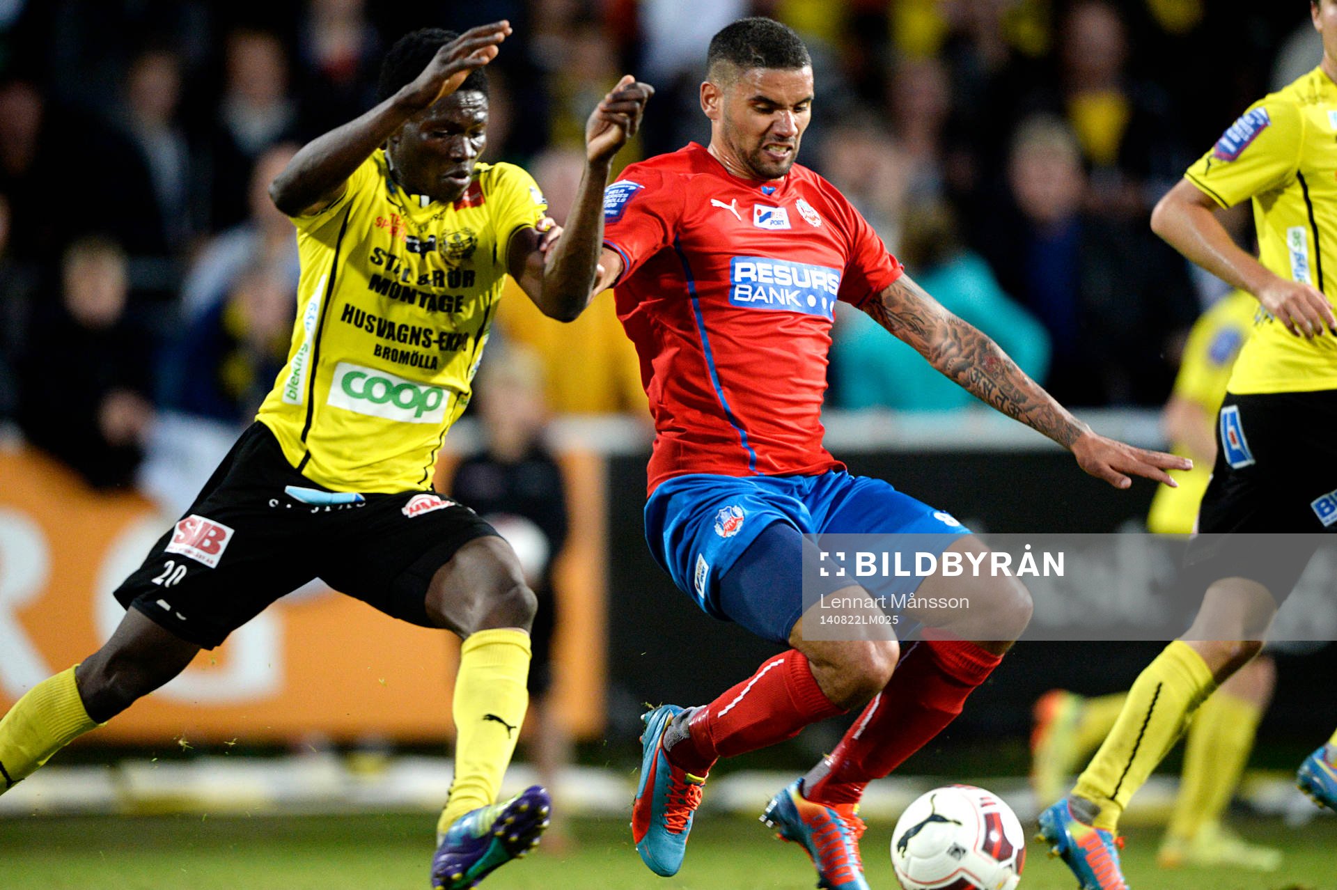 Mjällbys Kwame Bonsu och Helsingborgs Victor Palsson under matchen i allsvenskan mellan Mjällby och Helsingborg i Hällevik 22 augusti 2014.