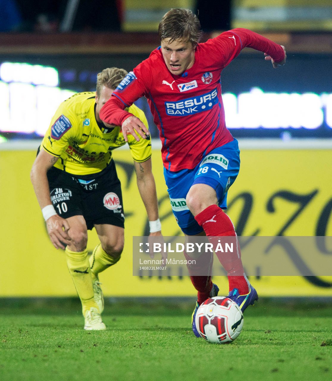 Helsingborgs Jere Uronen har tagit bollen från Christian Wilhelmsson i matchen i allsvenskan mellan Mjällby och Helsingborg i Hällevik 22 augusti 2014.