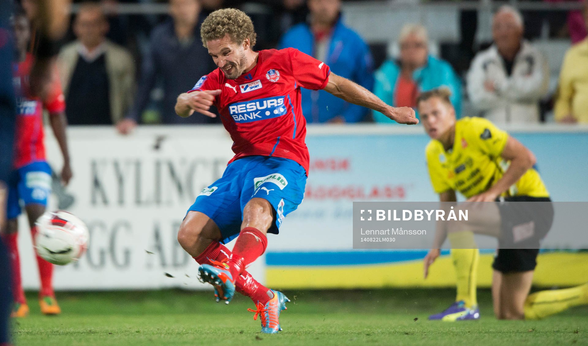 Helsingborgs Christoffer Andersson skjuter i matchen i