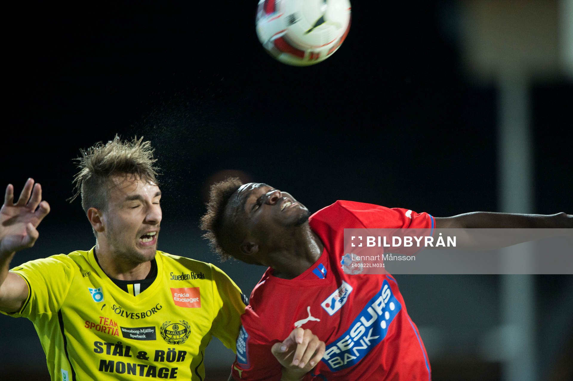 Helsingborgs David Accam och Mjällbys Jasmin Sudic i