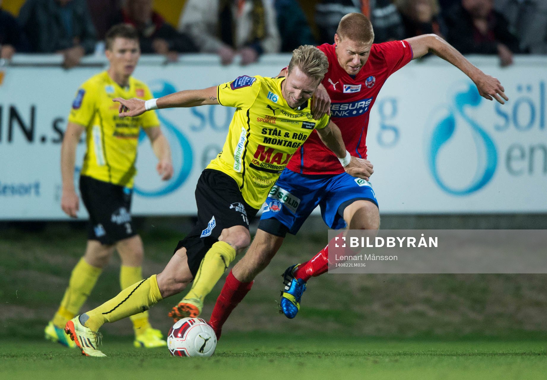 Helsingborgs Markus Holgersson och Mjällbys Christian Wilhelmsson i matchen i allsvenskan mellan Mjällby och Helsingborg i Hällevik 22 augusti 2014.