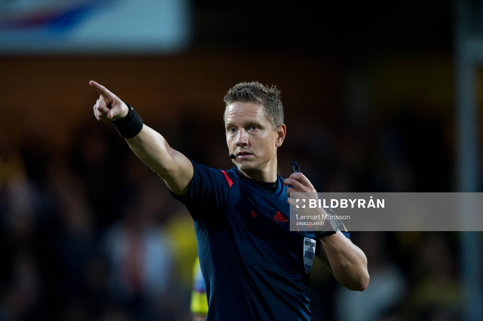 Domaren Martin Strömbergsson i matchen i allsvenskan