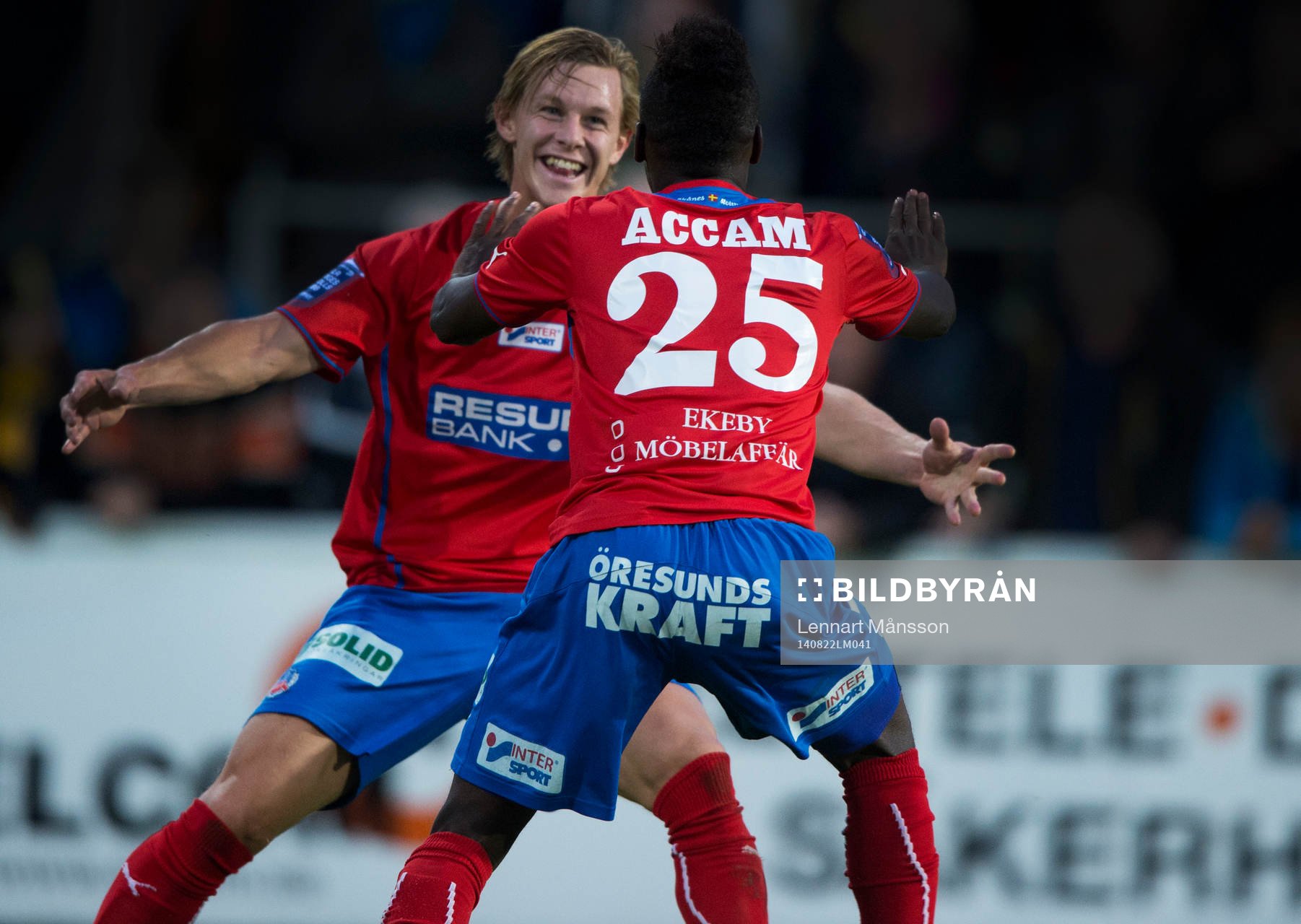 Helsingborgs David Accam har gjort 1-2 och grattas av Emil