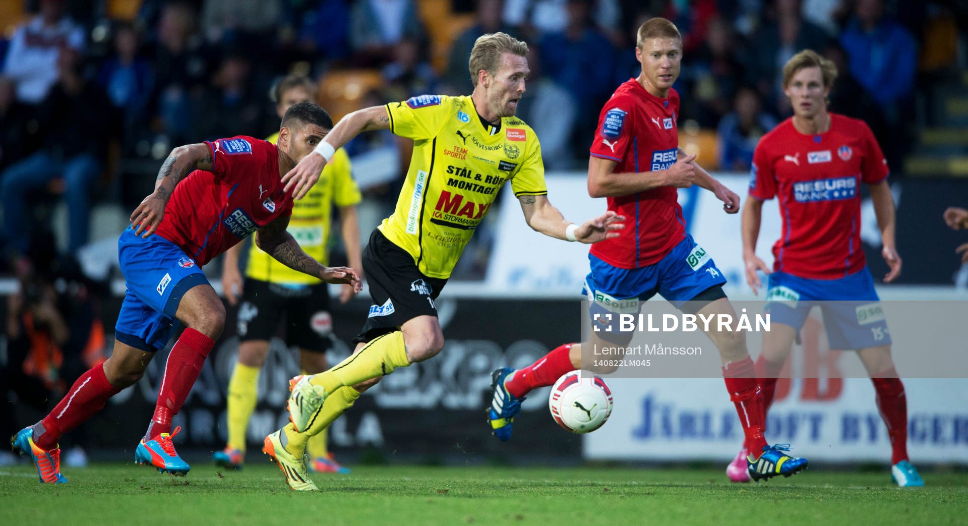 Mjällbys Christian Wilhelmsson mot tre Helsingborgare i
