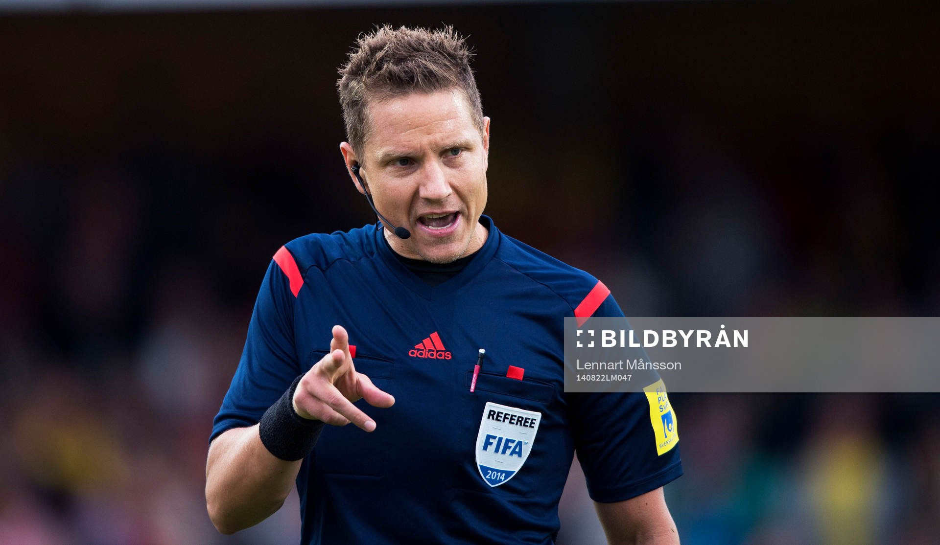 Domaren Martin Strömbergsson  i matchen i allsvenskan mellan Mjällby och Helsingborg i Hällevik 22 augusti 2014.