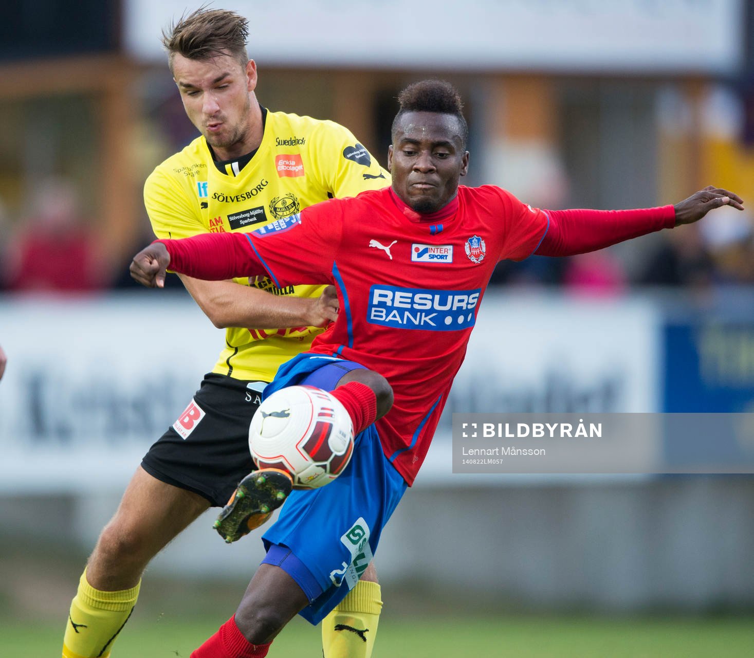 Helsingborgs David Accam och Mjällbys Jasmin Sudic i