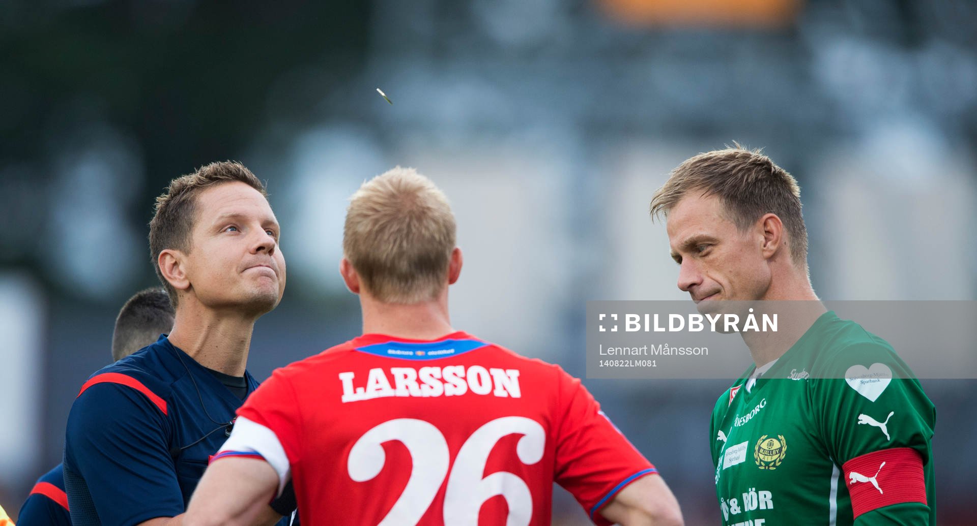  Domaren Martin Strömbergsson singlar slant i matchen i allsvenskan mellan Mjällby och Helsingborg i Hällevik 22 augusti 2014.