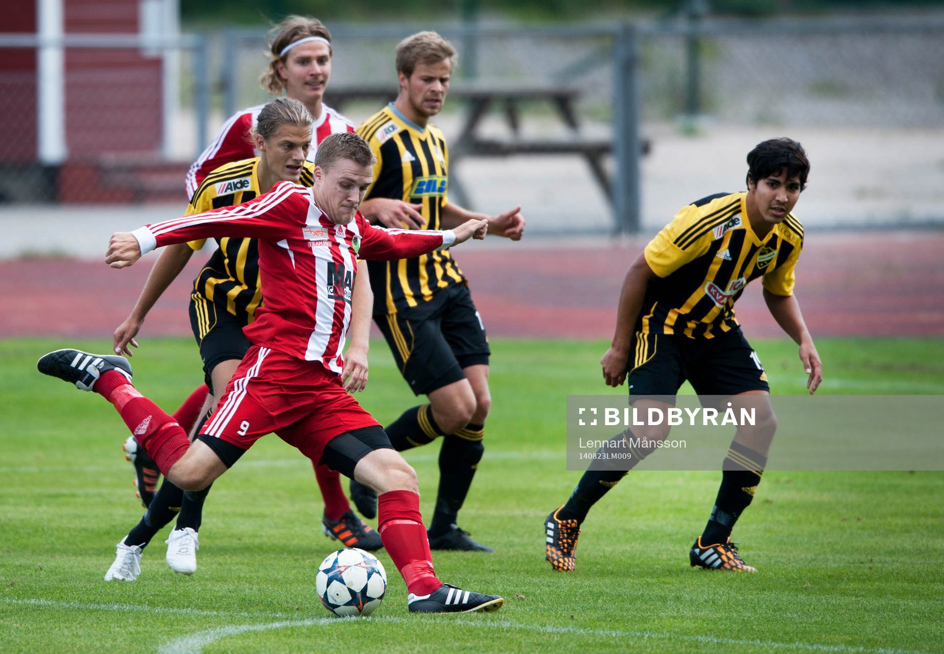 En Ronneby-spelare skjuter i matchen i division 3 mellan