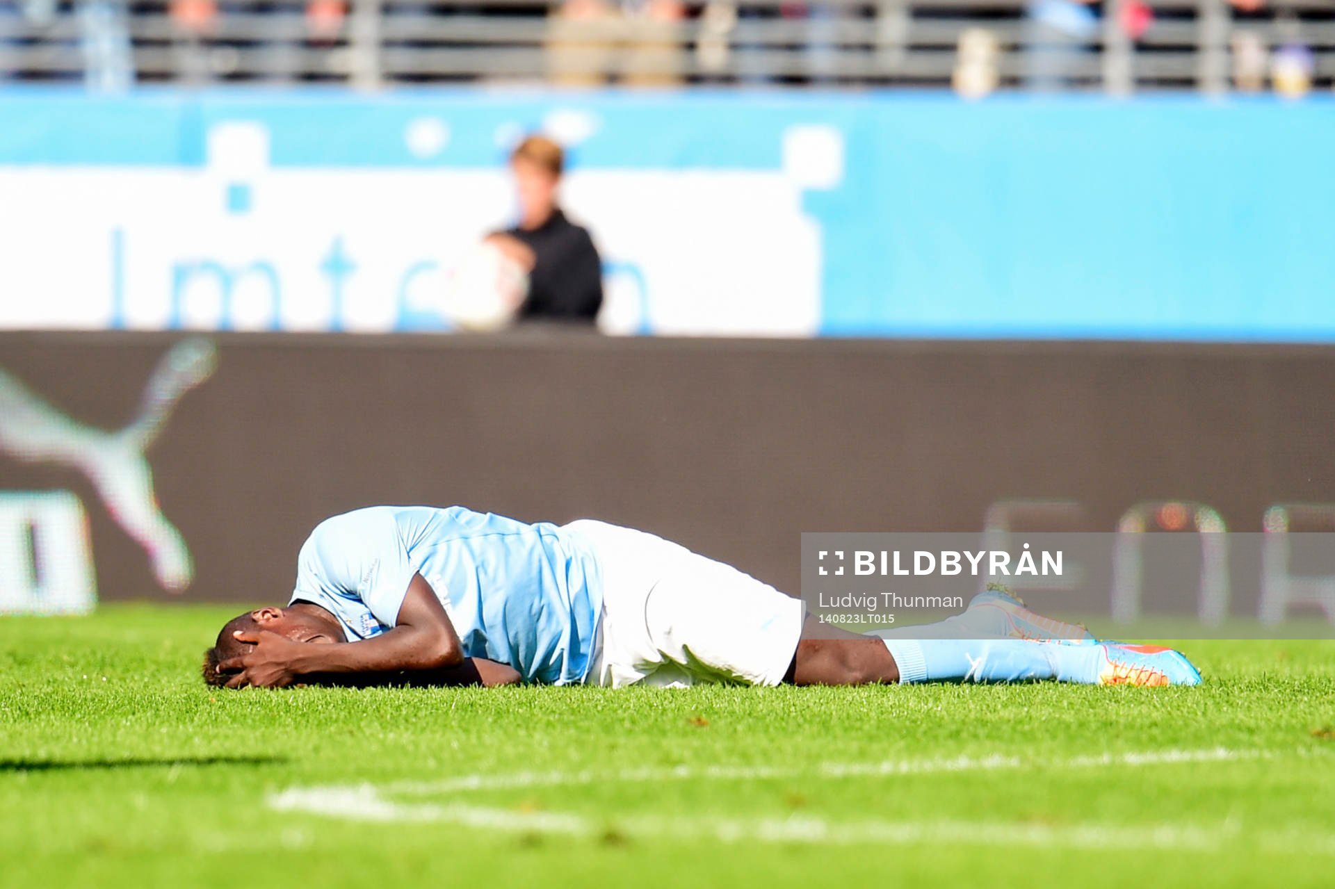 Malmö FFs Pa Konate blir liggande skadad
