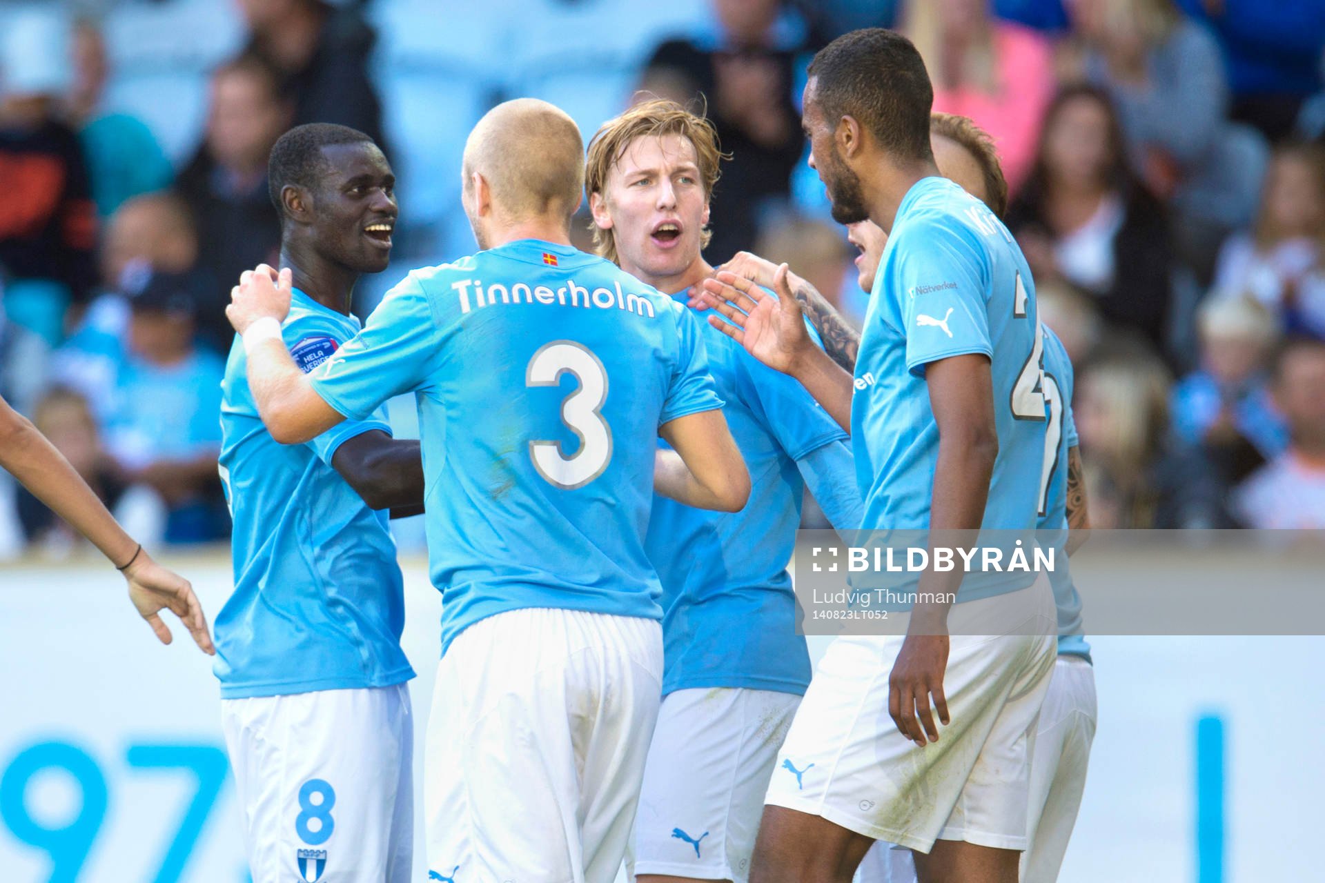 Malmö FFs spelare firar 2-0 av Isaac Kiese Thelin