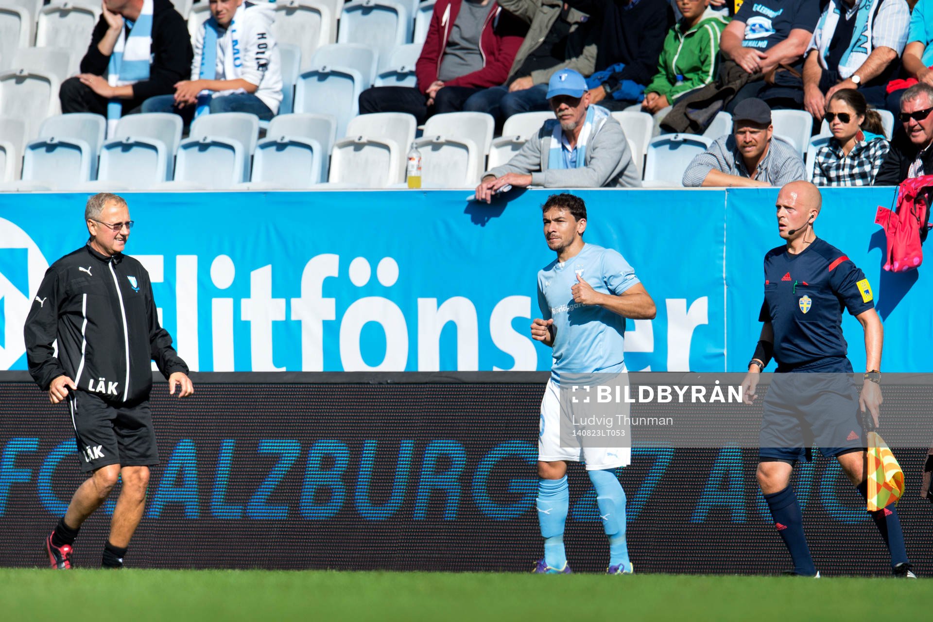 Malmö FFs Ricardo Ferreira Da Silva testar löpning på sidlinjen under övervakning av läkare Pär Herbertsson under matchen i Allsvenskan mellan Malmö FF och Norrköping den 23 augusti 2014 i Malmö.