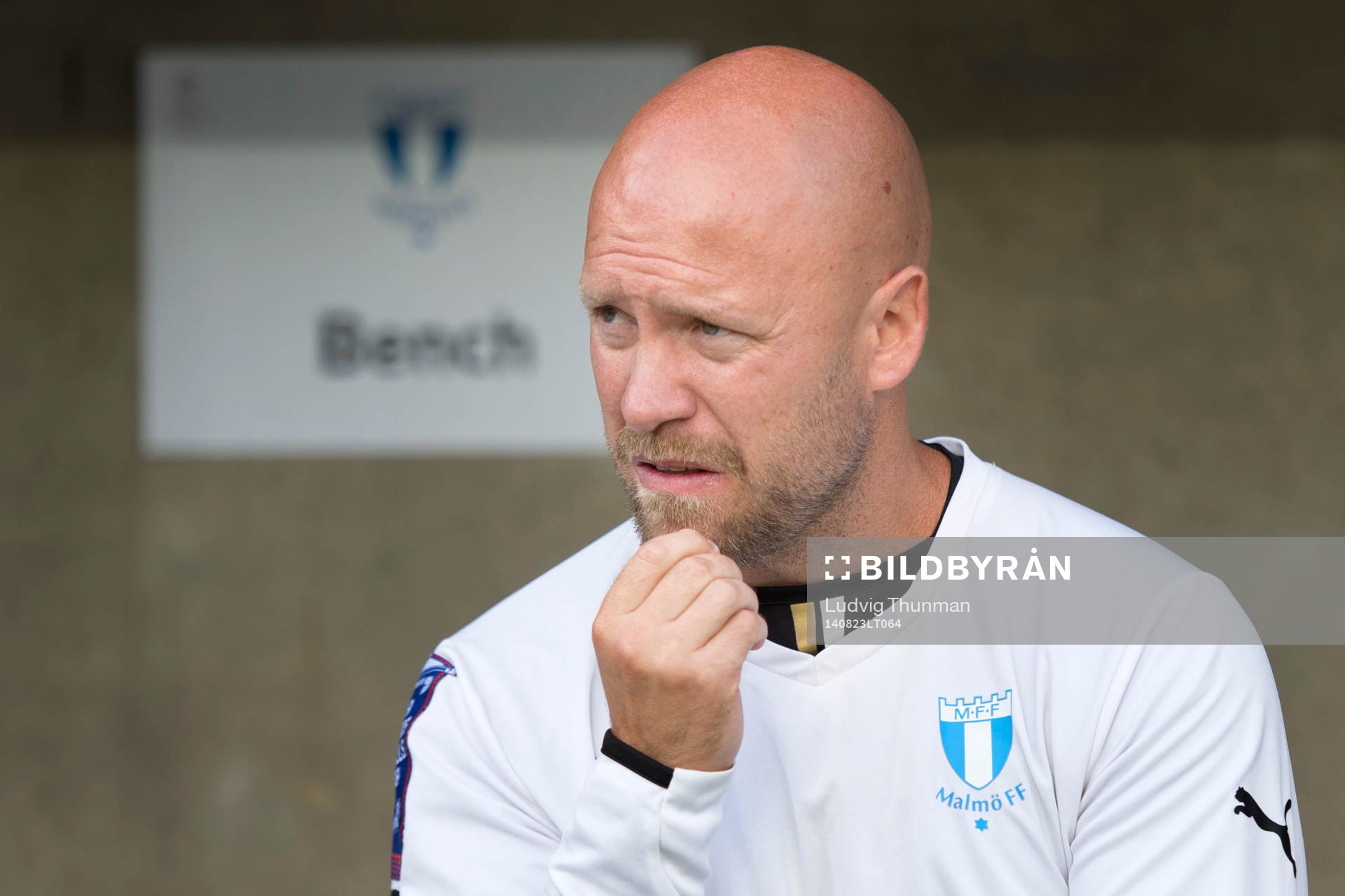 Malmö FFs assisterande tränare Olof Persson ser funderas