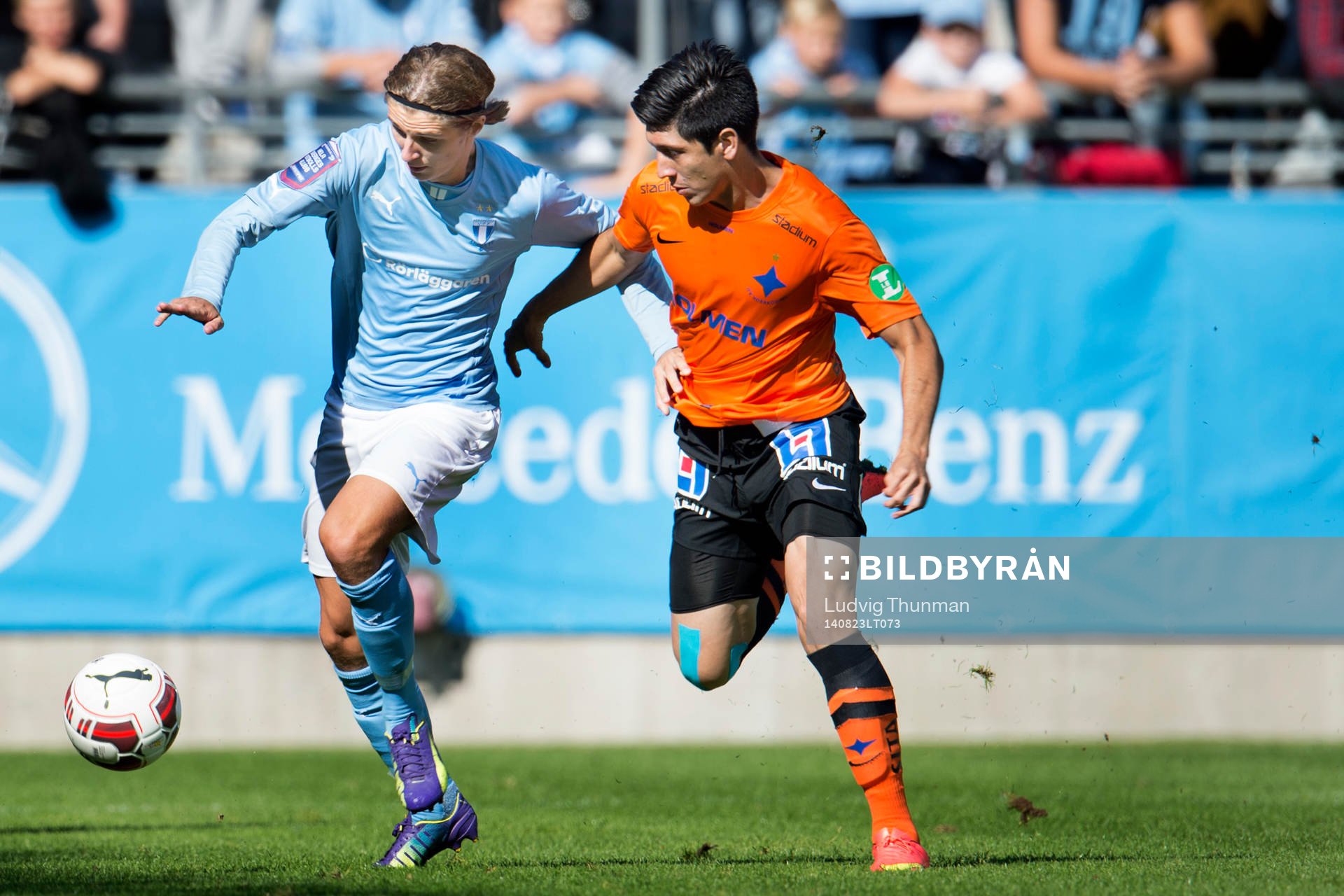 Malmö FFs Pawel Cibicki i kamp om bollen med Norrköpings