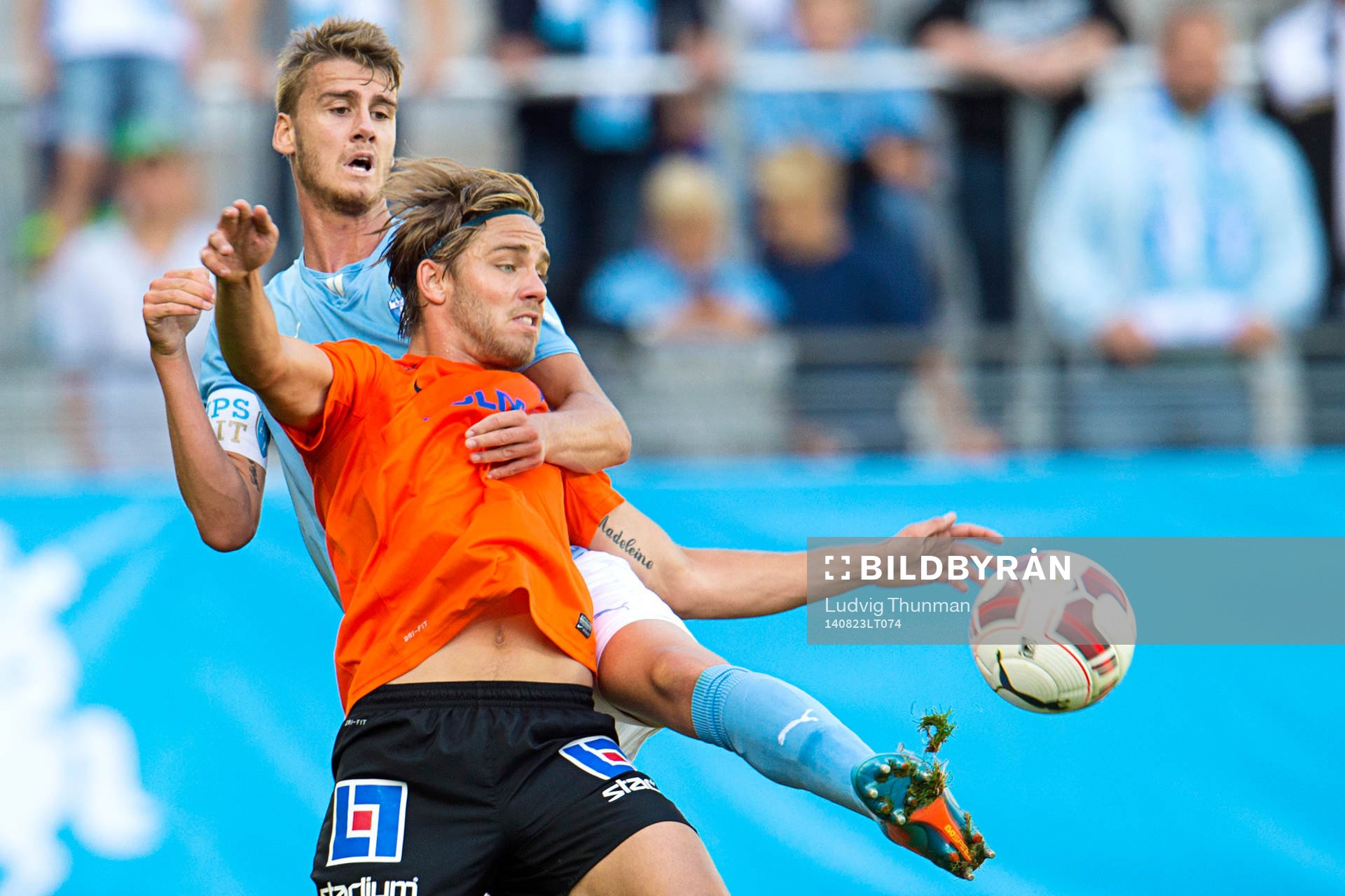 Malmö FFs Johan Hammar i kamp om bollen med Norrköpings