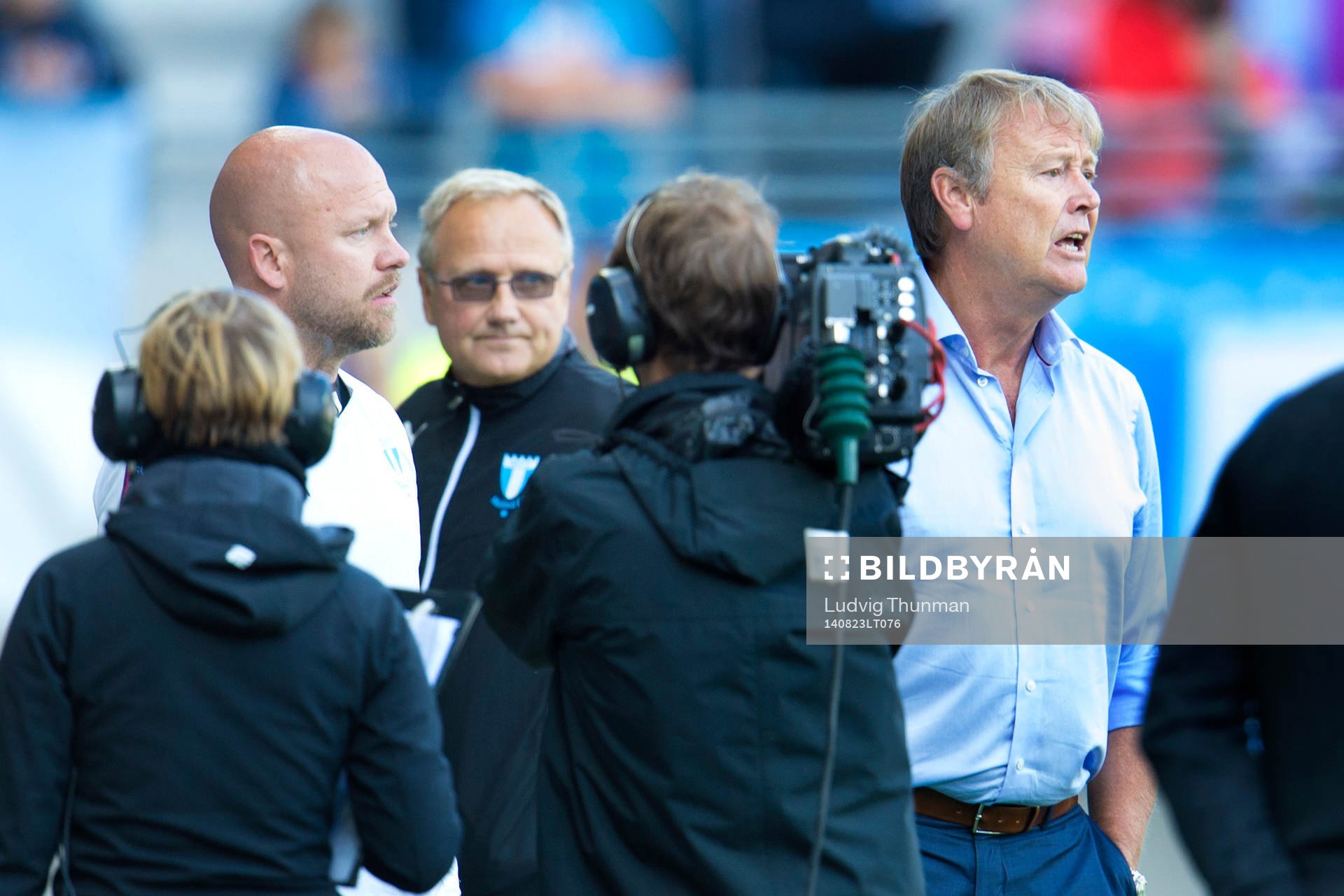 Malmö FFs tränare Åge Hareide (th) tittar mot domaren strax efter assisterande tränare Olof Persson (tv) blivit uppvisad på läktaren under matchen i Allsvenskan mellan Malmö FF och Norrköping den 23 augusti 2014 i Malmö.