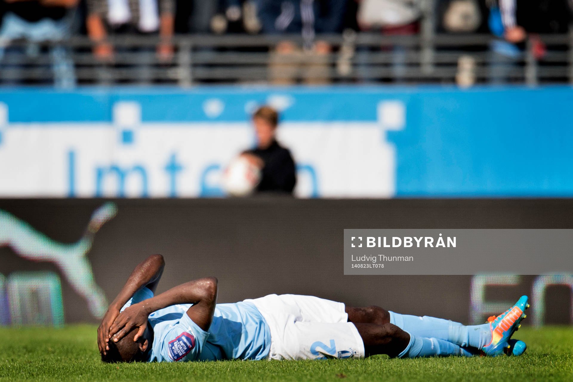 Malmö FFs Pa Konate ligger skadad på planen