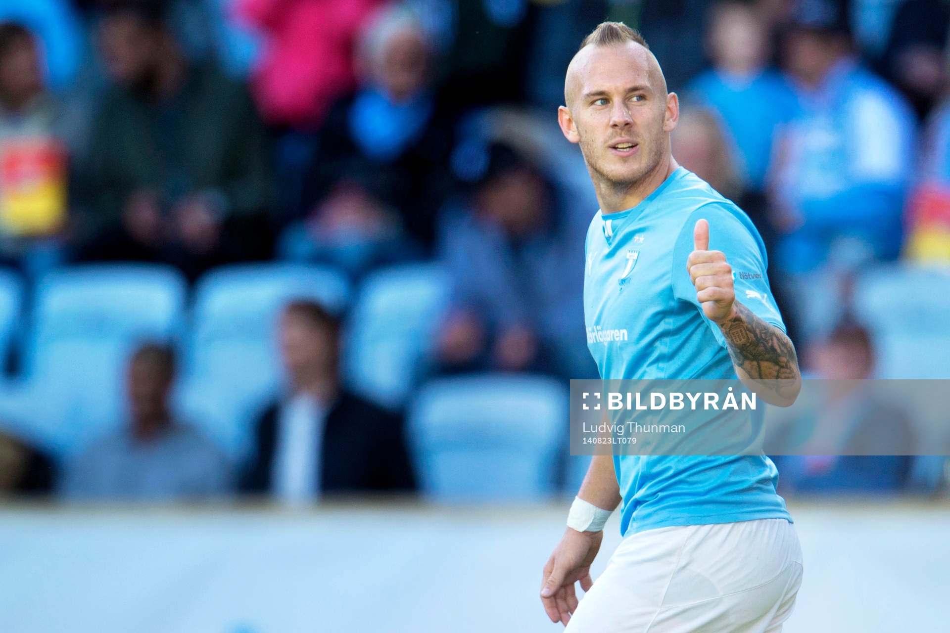 Malmö FFs Magnus Eriksson gör tummen upp under matchen i Allsvenskan mellan Malmö FF och Norrköping den 23 augusti 2014 i Malmö. 