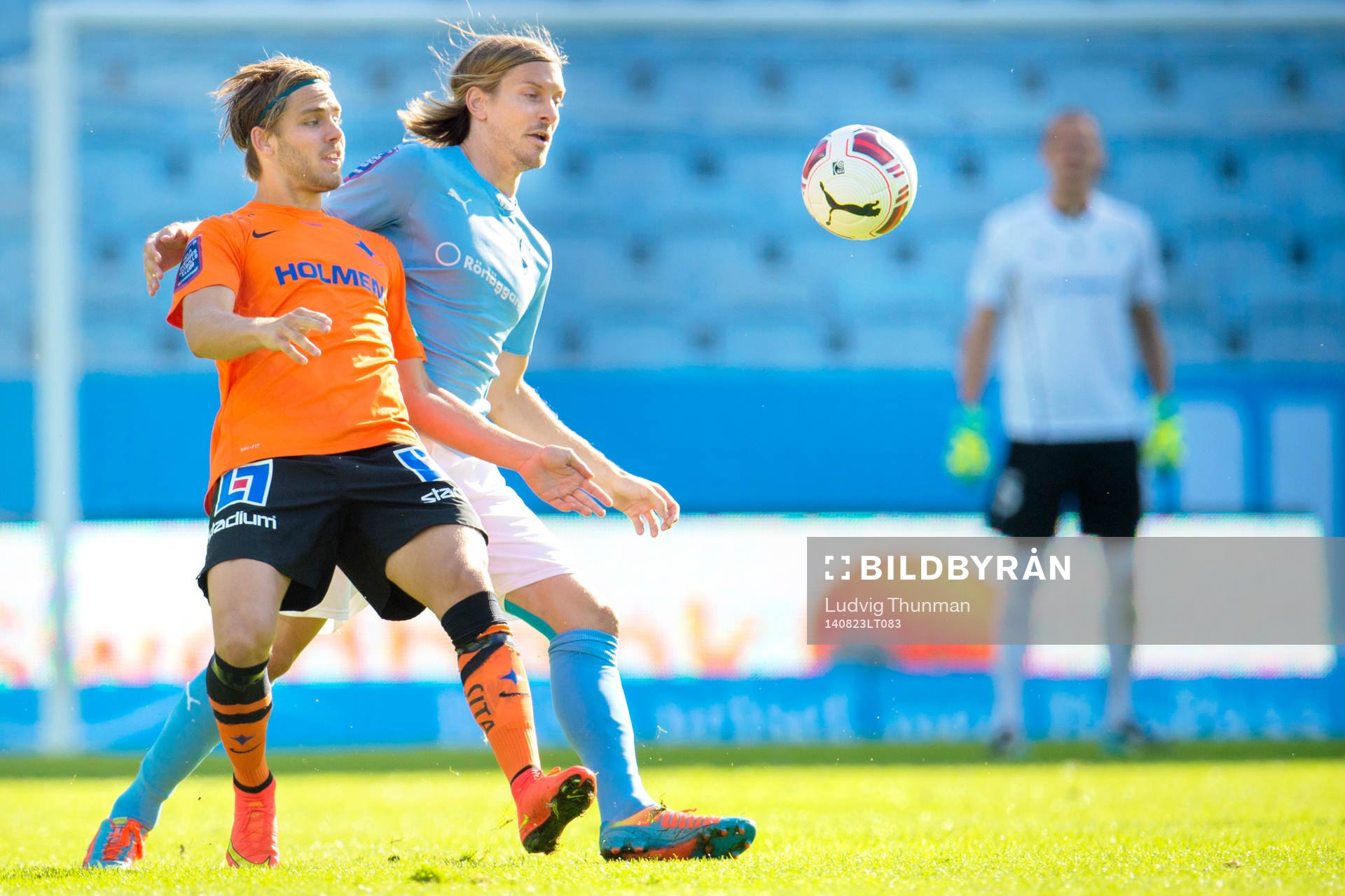 Malmö FFs Markus Halsti i kamp om bollen med Norrköpings