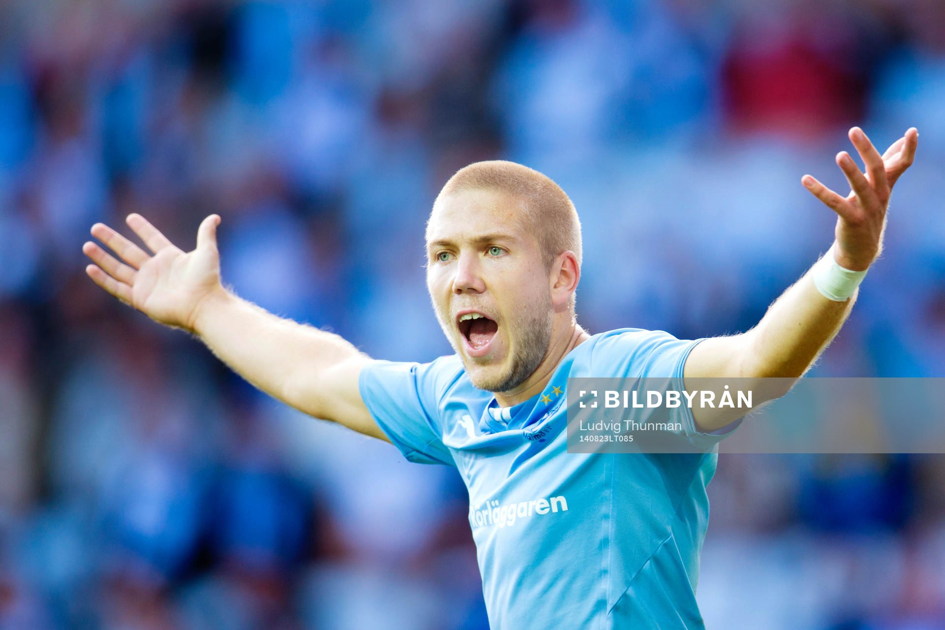 Malmö FFs Anton Tinnerholm reagerar på ett domslut