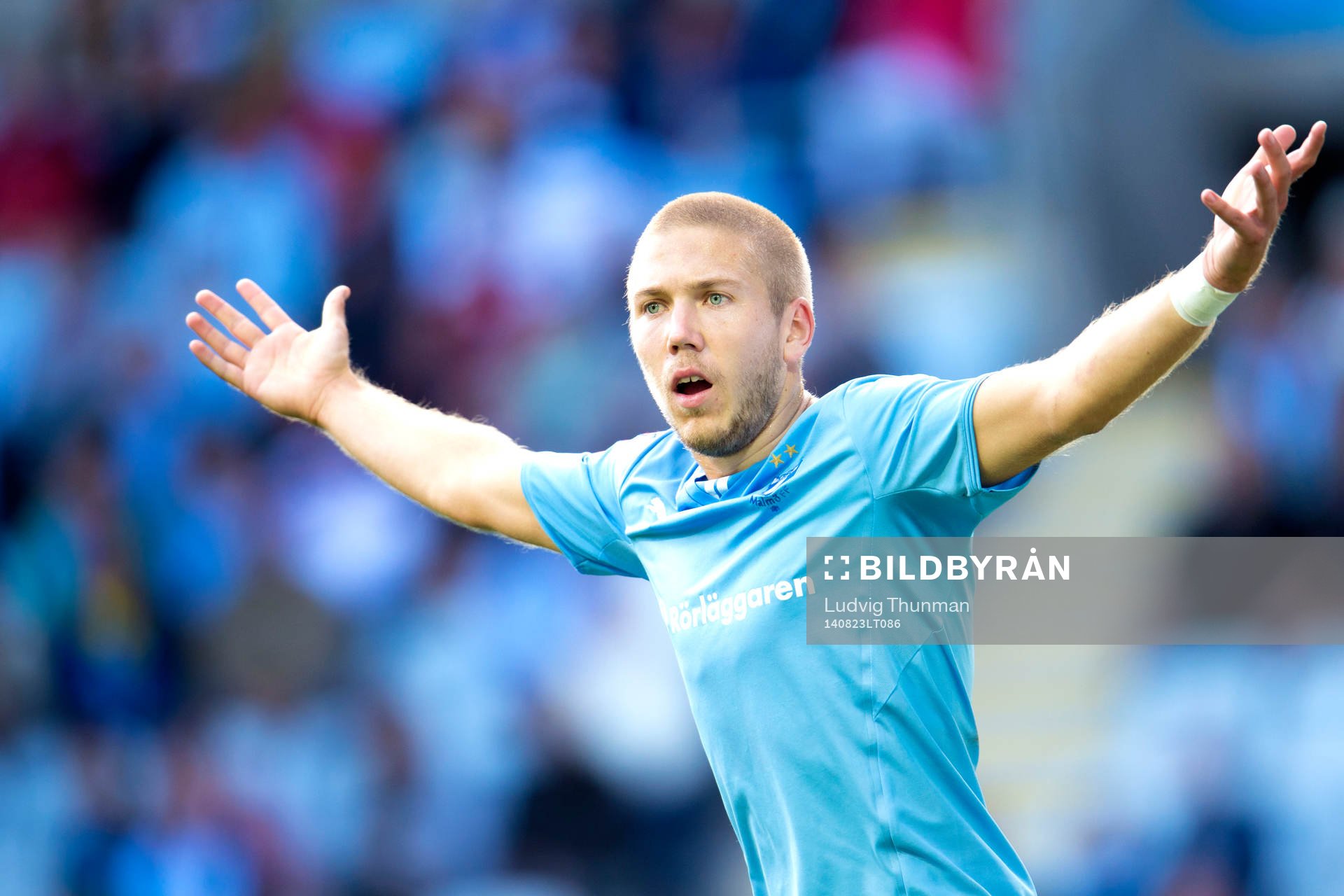 Malmö FFs Anton Tinnerholm reagerar på ett domslut