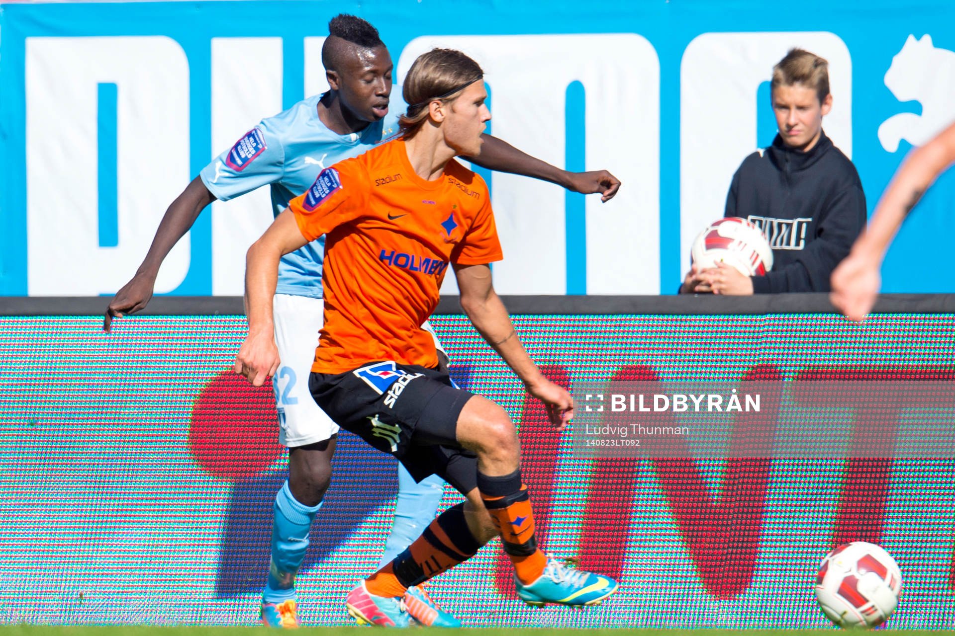 Malmö FFs Pa Konate i kamp med Norrköpings Arnór Ingvi Traustason under matchen i Allsvenskan mellan Malmö FF och Norrköping den 23 augusti 2014 i Malmö.