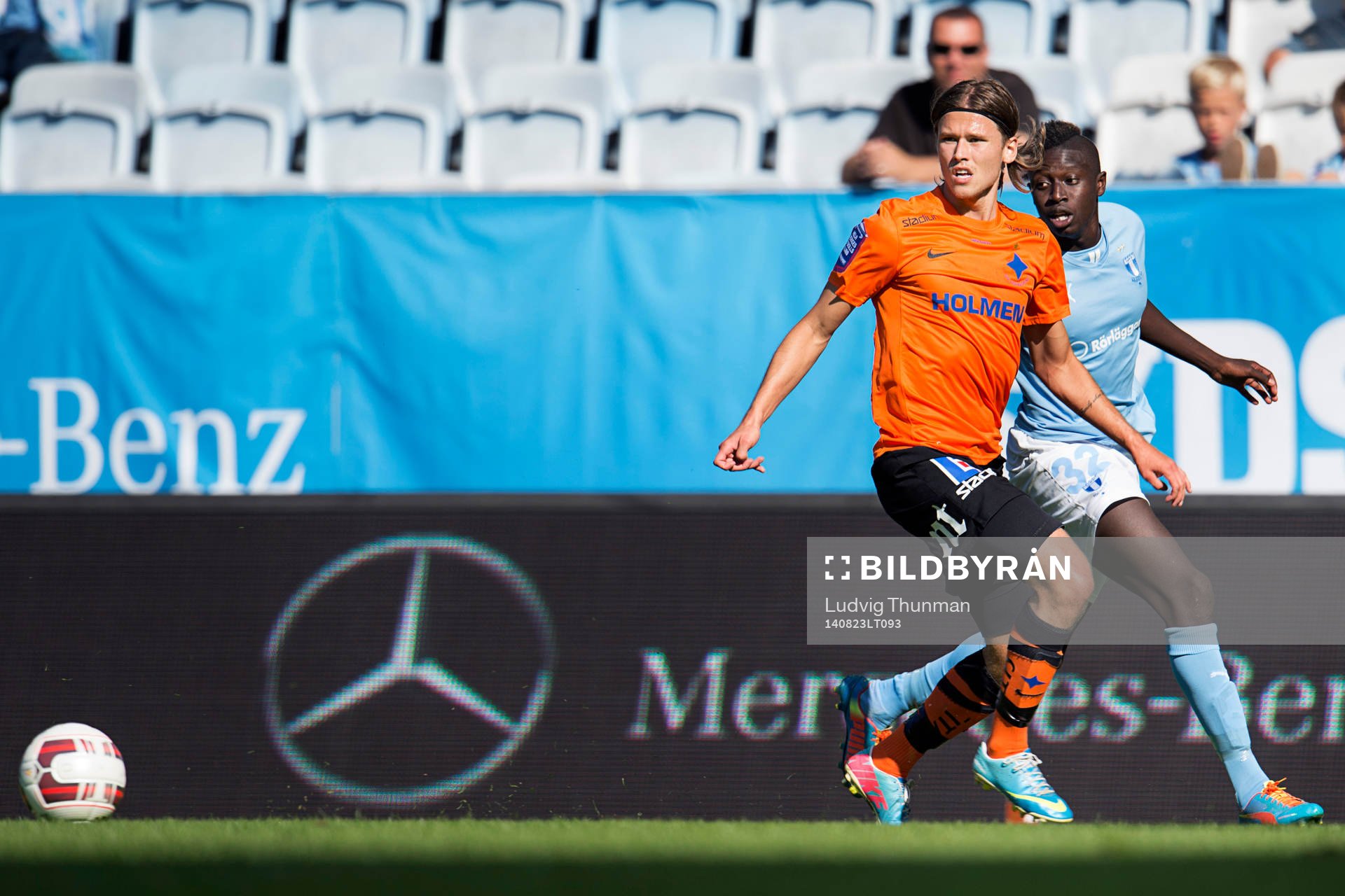 Malmö FFs Pa Konate i kamp med Norrköpings Arnór Ingvi Traustason under matchen i Allsvenskan mellan Malmö FF och Norrköping den 23 augusti 2014 i Malmö.