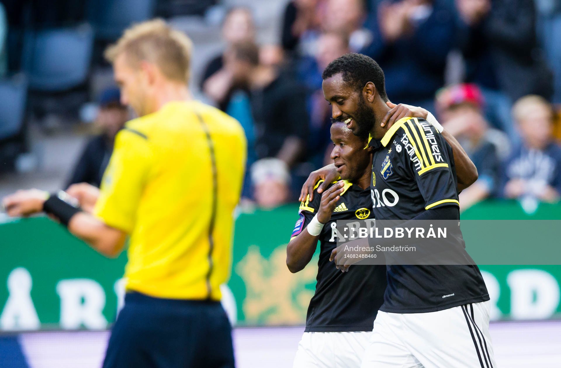 s Henok Goitom gratuleras av Kennedy Igboananike (v)