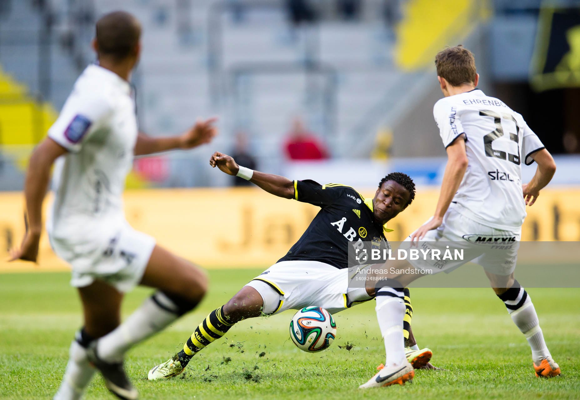 s Kennedy Igboananike faller i en duell med Häckens Simon