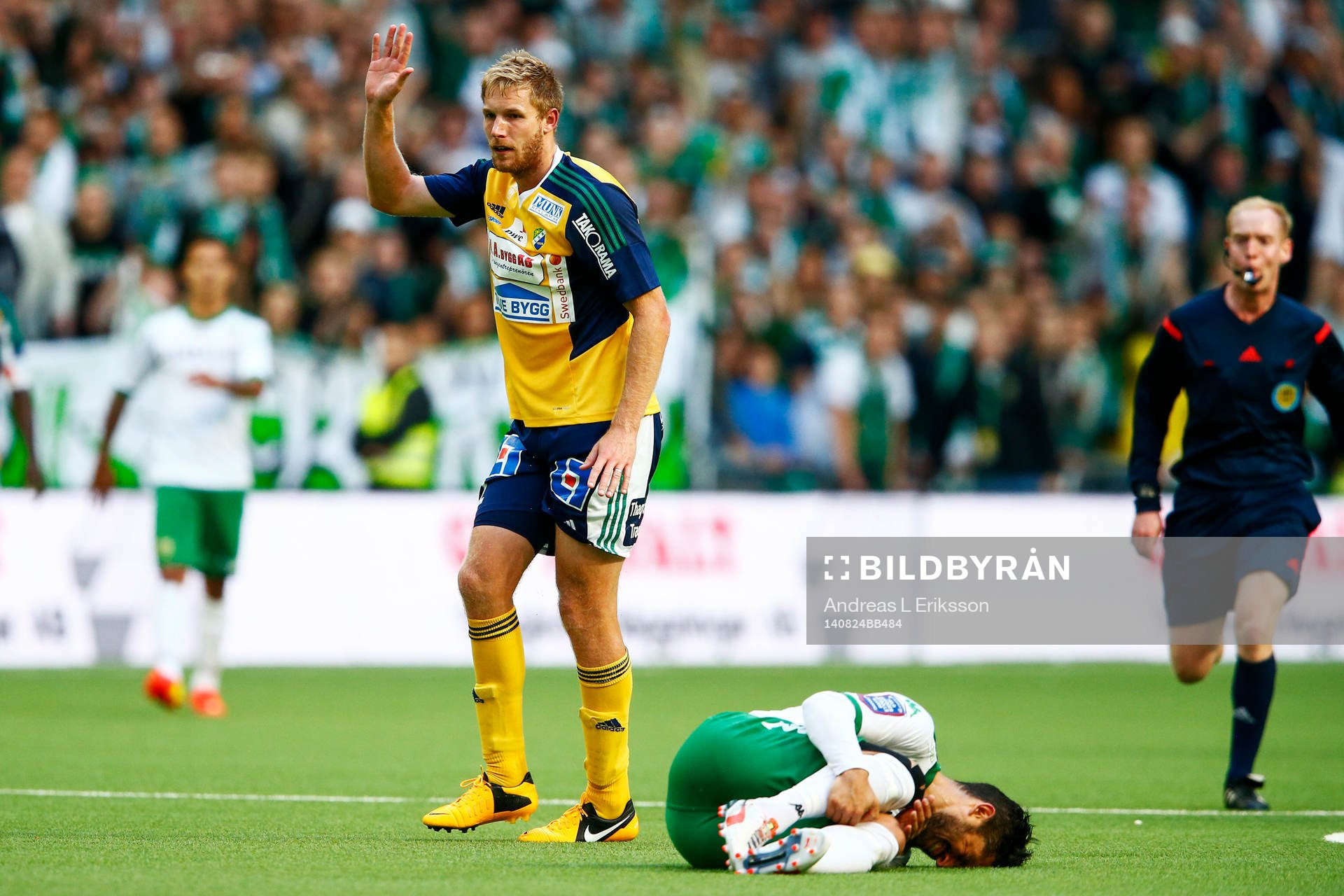 Ljungskiles Steven Old fäller Hammarbys Pablo Pinones-Arce