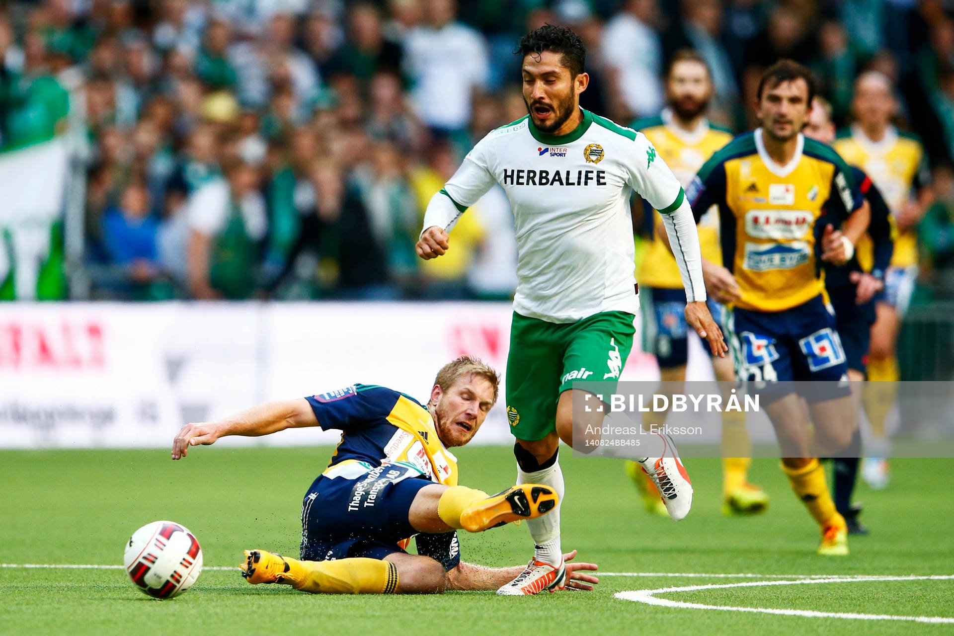 Ljungskiles Steven Old fäller Hammarbys Pablo Pinones-Arce