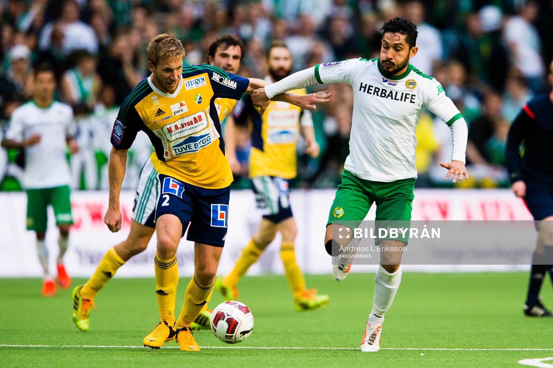 Ljungskiles Steven Old i kamp om bollen med Hammarbys Pablo Pinones-Arce under fotbollsmatchen i Superettan mellan Hammarby och Ljungskile den 24 augusti 2014 i Stockholm.