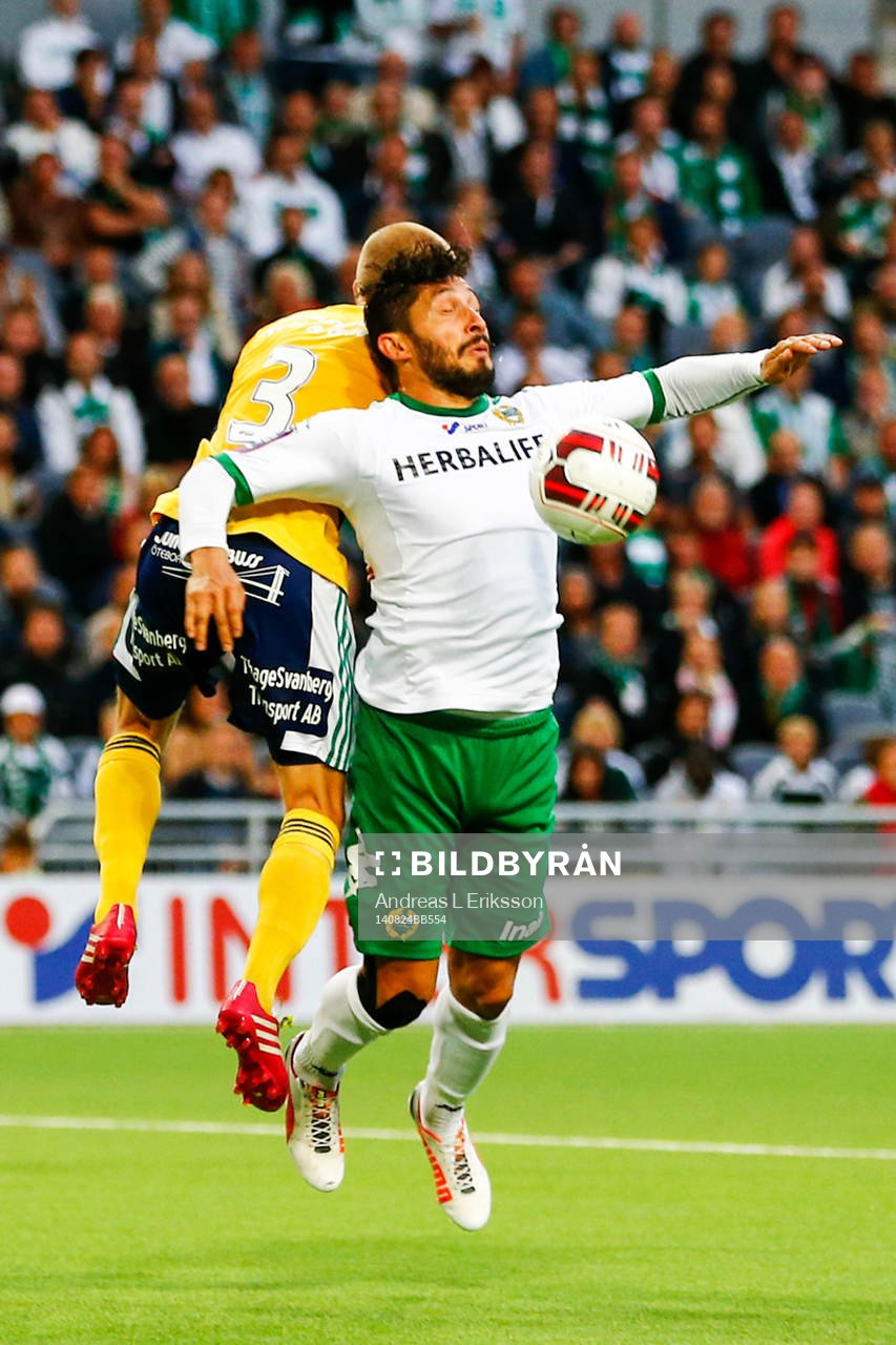 Hammarbys Pablo Pinones-Arce får en tackling i ryggen av