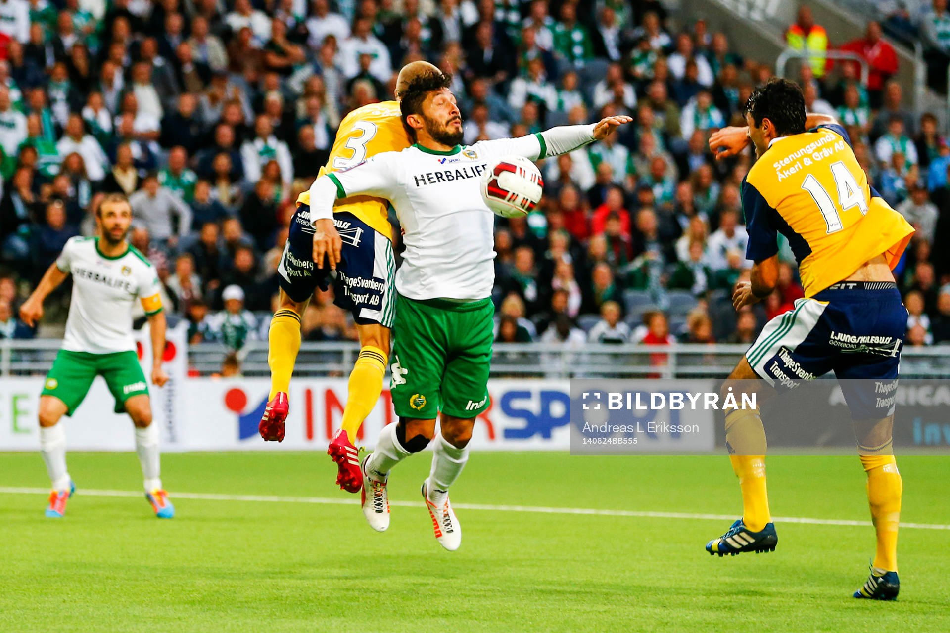 Hammarbys Pablo Pinones-Arce får en tackling i ryggen av