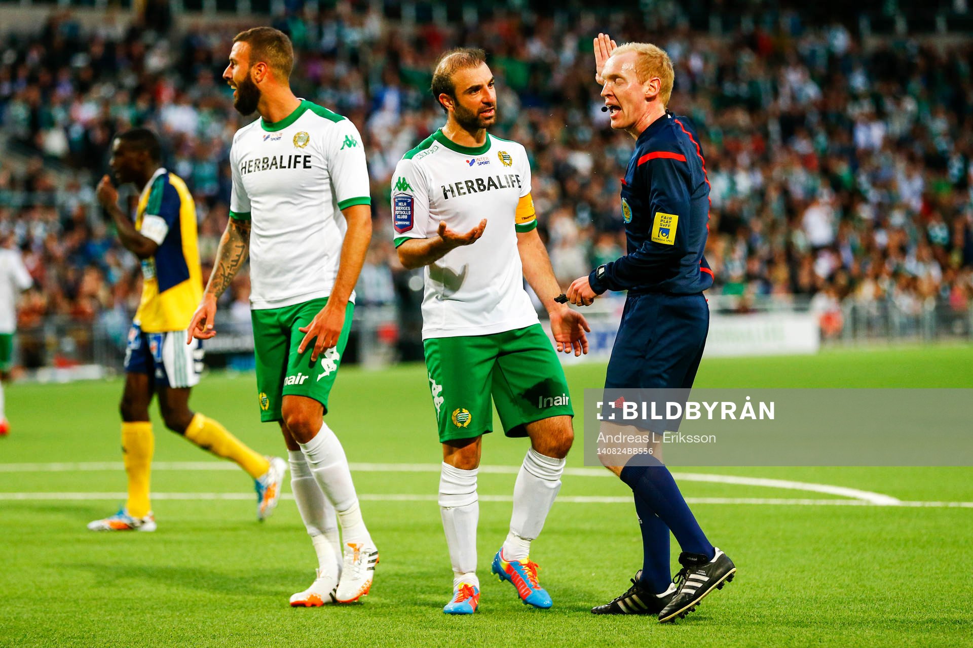 Hammarbys Kennedy Bakircioglu är framme och pratar med Per