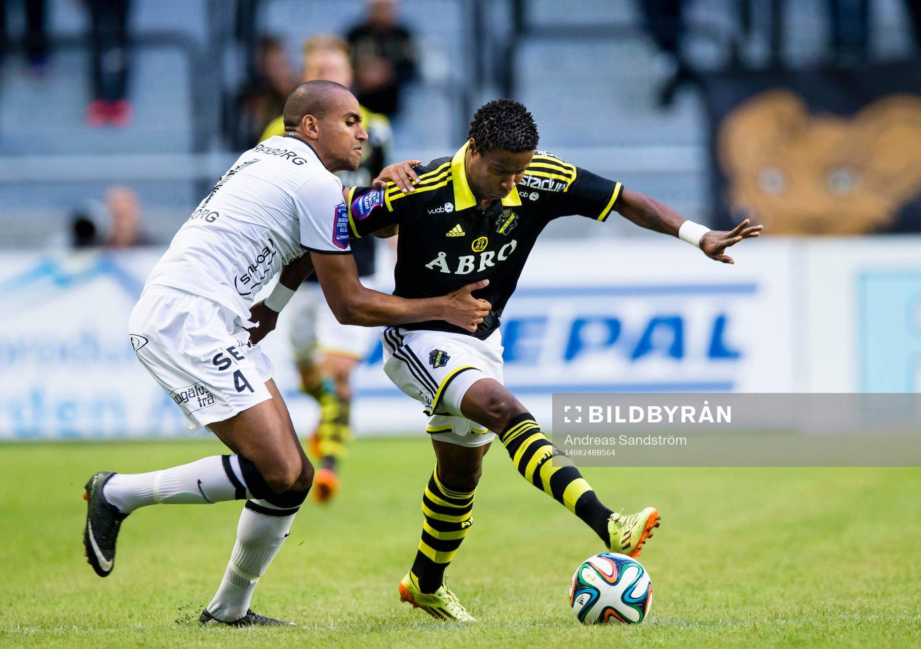 AIK:s Kennedy Igboananike i kamp om bollen med Häckens Walid Atta under fotbollsmatchen i Allsvenskan mellan AIK och BK Häcken den 24 Augusti 2014 i Stockholm. 