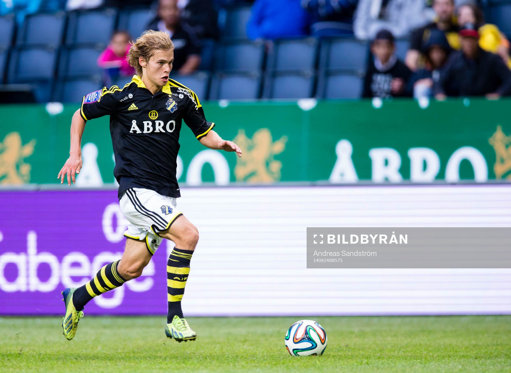 s Sam Lundholm med boll