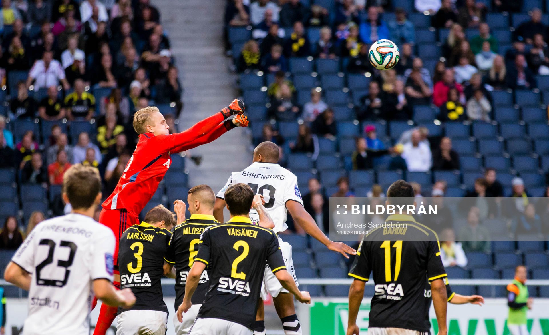 AIK:s målvakt Patrik Carlgren boxar ut bollen under fotbollsmatchen i Allsvenskan mellan AIK och BK Häcken den 24 Augusti 2014 i Stockholm. 
