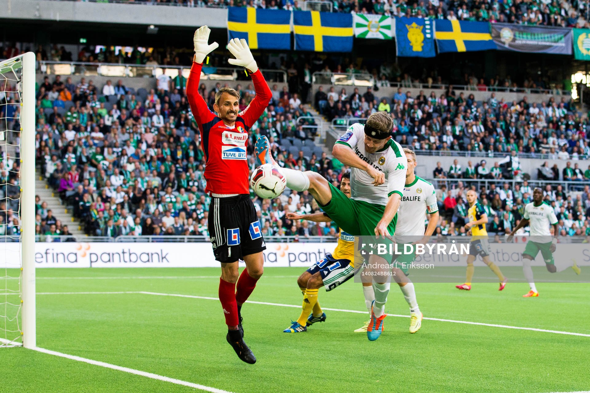 Ljungskiles målvakt Alex Horwath och Hammarbys Thomas