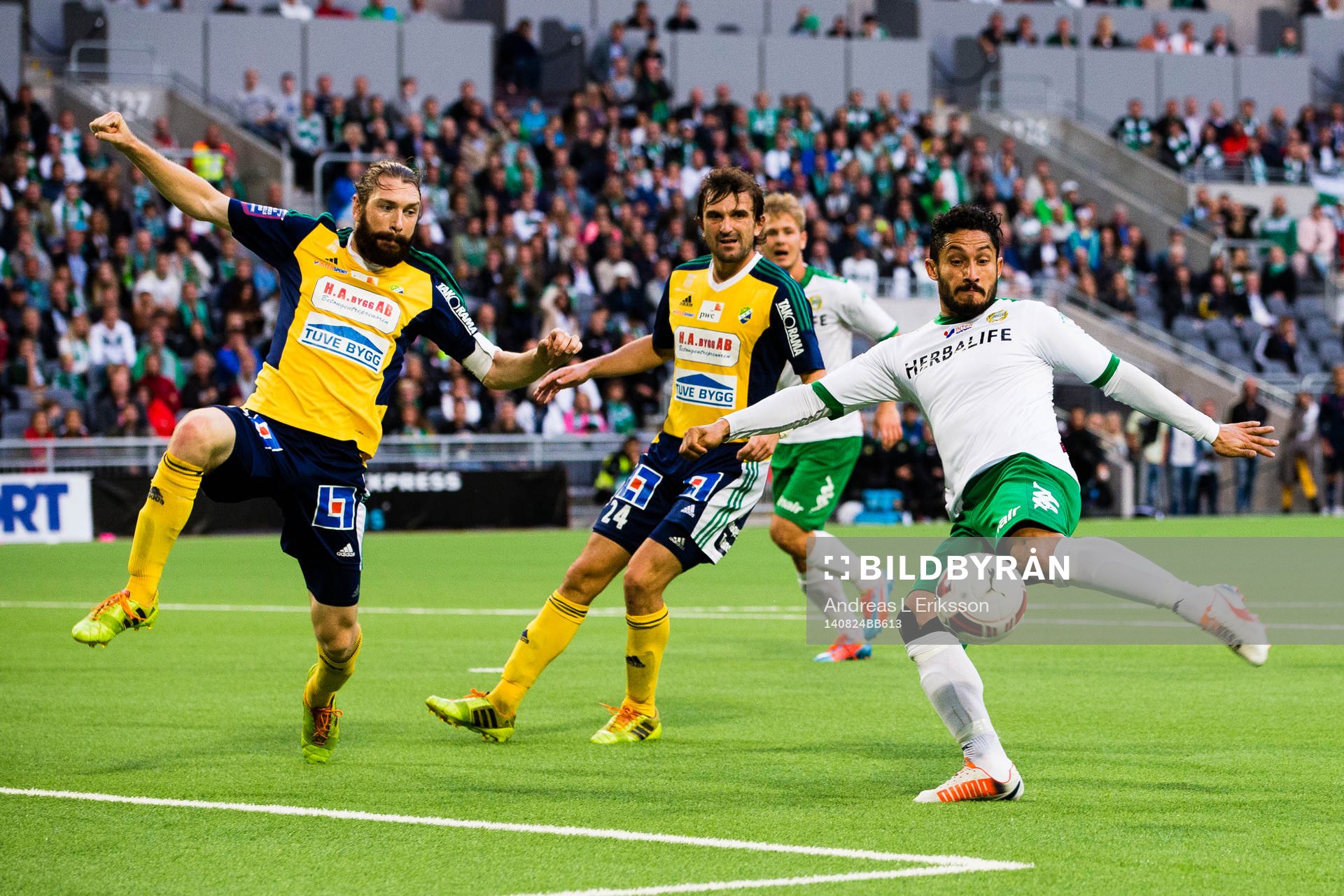 Hammarbys Pablo Pinones-Arce med skott under fotbollsmatchen i Superettan mellan Hammarby och Ljungskile den 24 augusti 2014 i Stockholm.