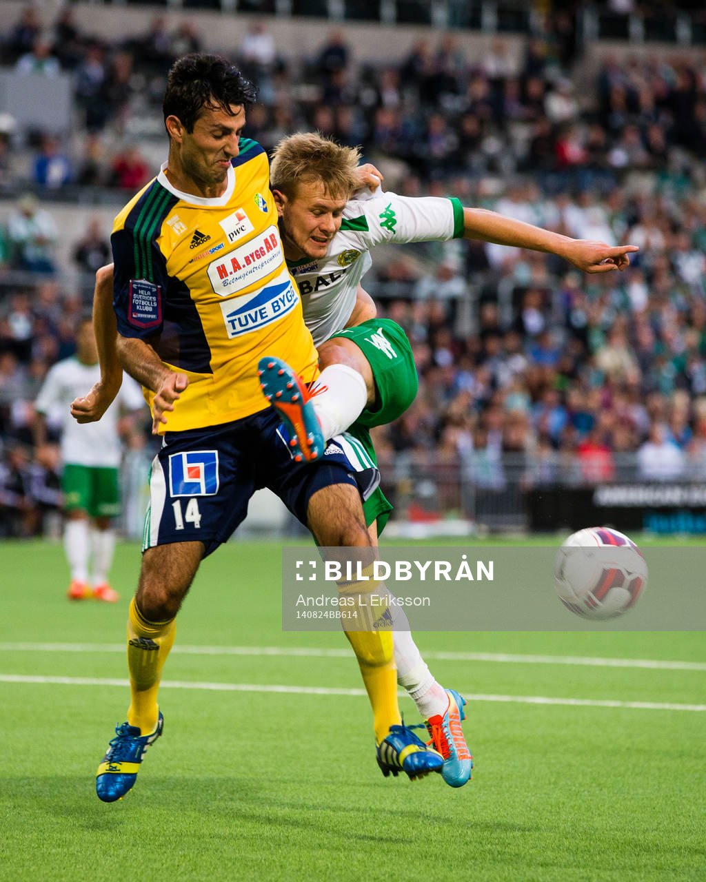 Ljungskiles Rebin Sulaka i kamp om bollen med Hammarbys