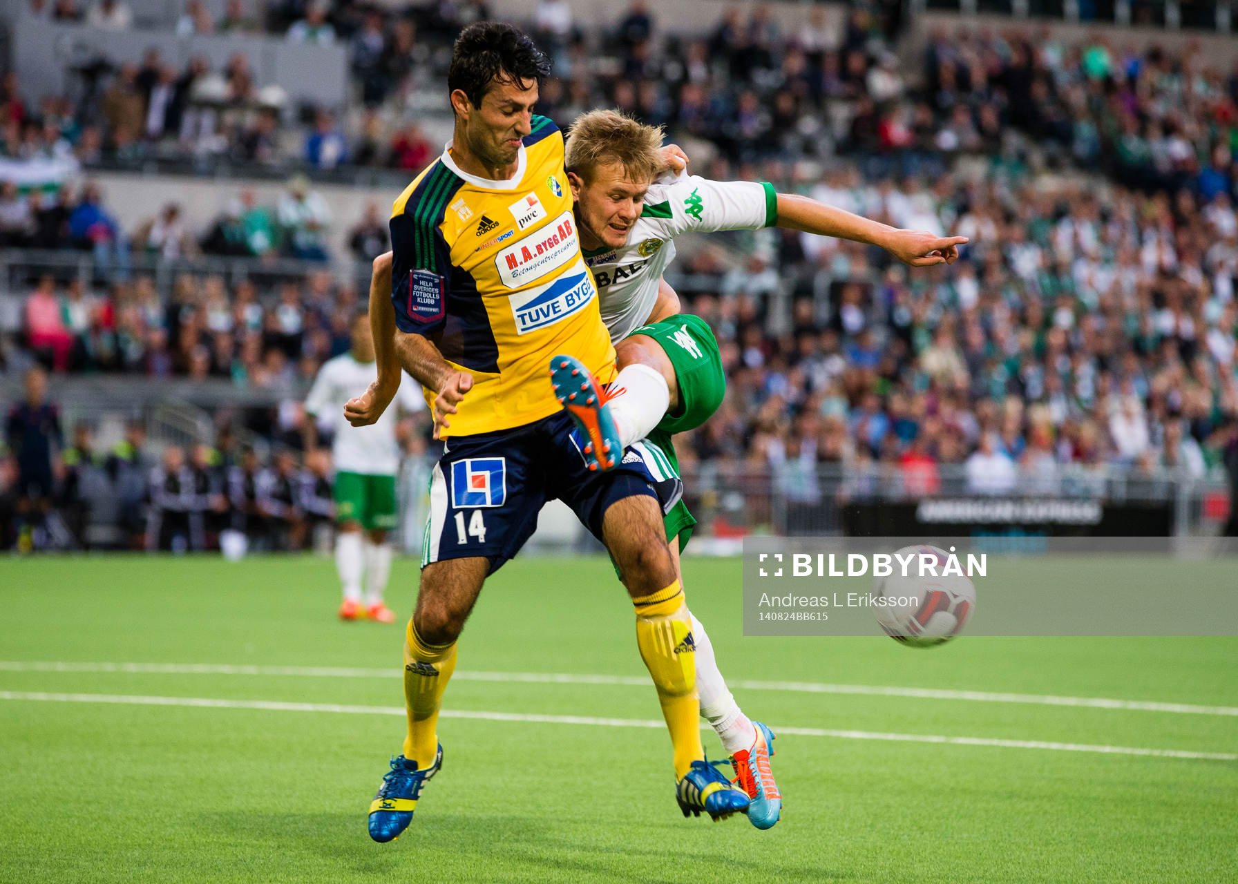 Ljungskiles Rebin Sulaka i kamp om bollen med Hammarbys
