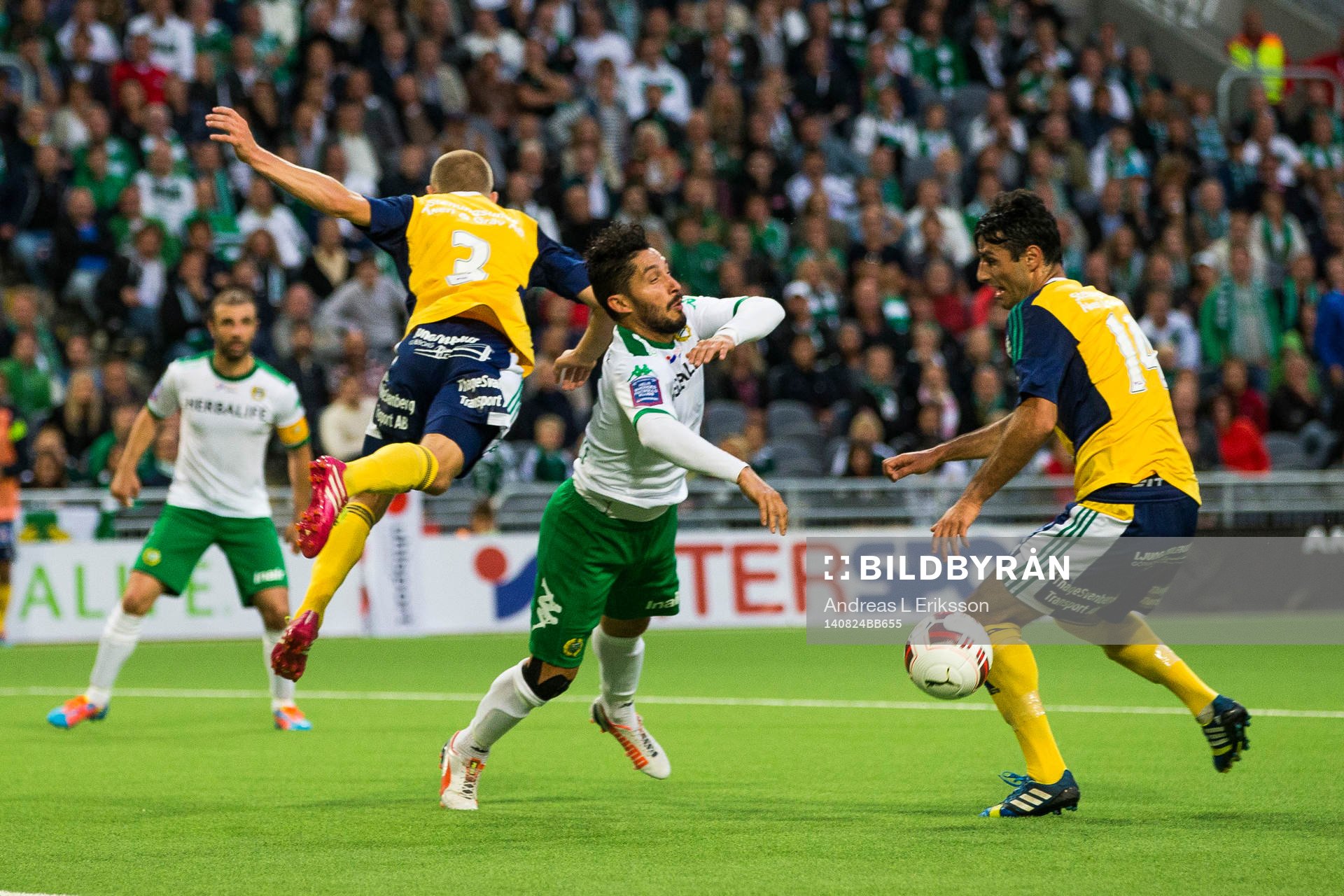 Ljungskiles Niclas Andersén tacklas omkull Hammarbys Pablo