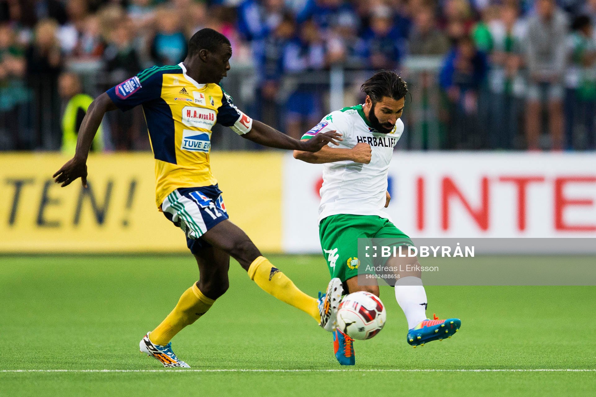 Ljungskiles Ken Sema i kamp om bollen med Stefan Batan