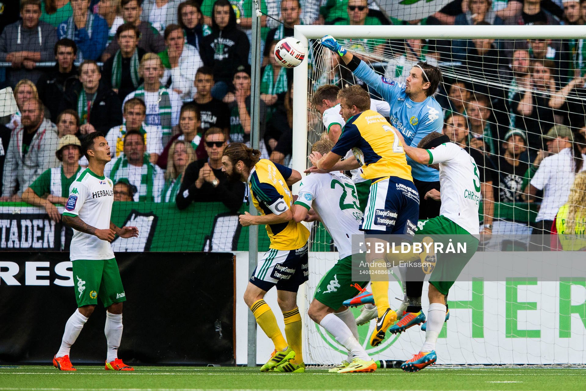 Hammarbys målvakt Johannes Hopf boxar undan bollen