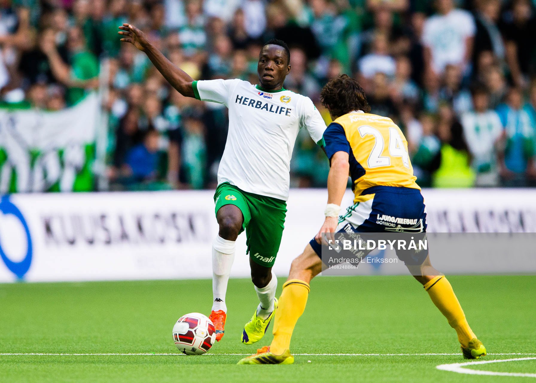 Hammarbys Amadaiya Rennie i kamp om bollen med Ljungskiles
