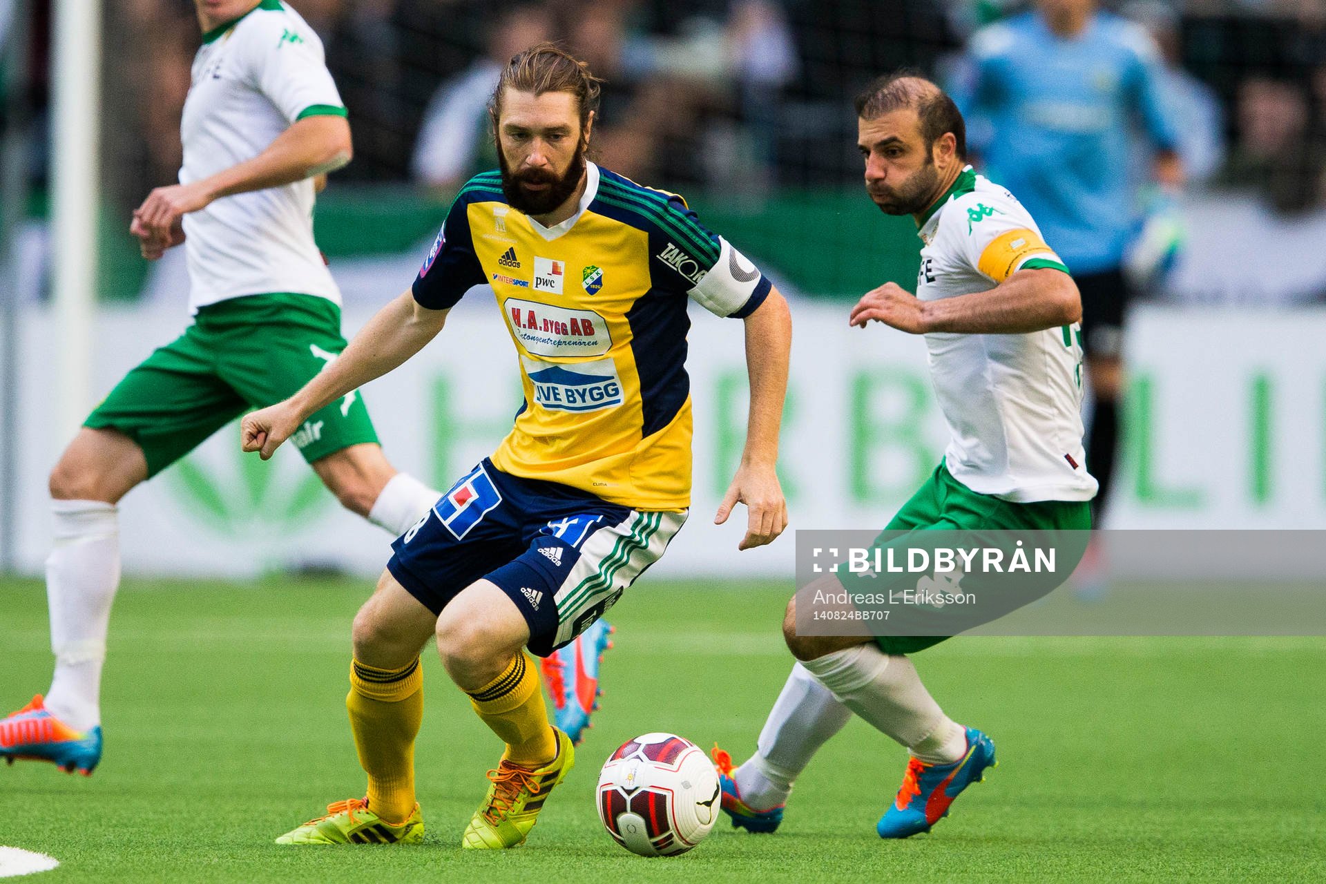 Ljungskiles Marcus Gustafsson i kamp om bollen med